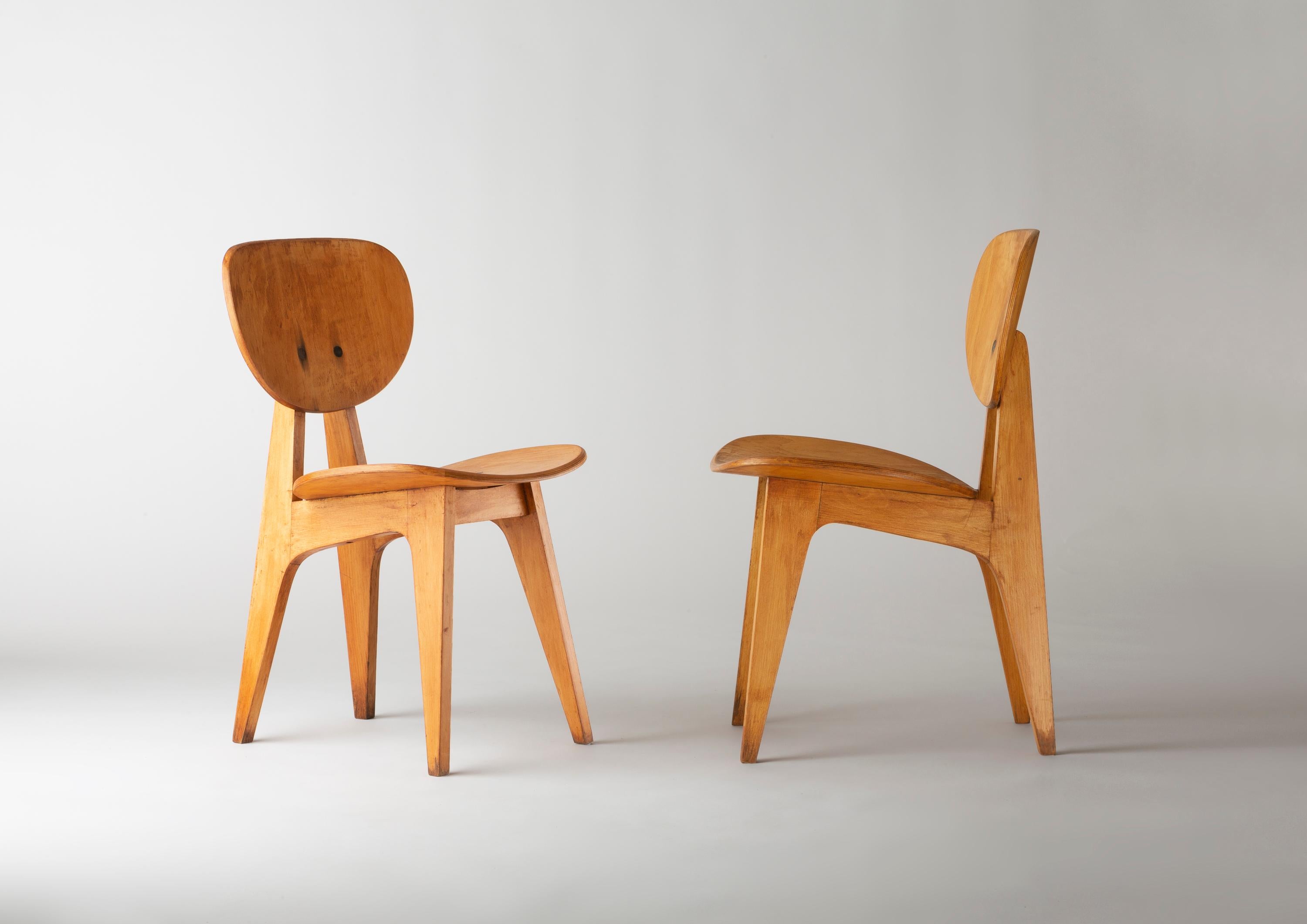 Rare pair of side chairs N. 3221 by Junzo Sakakura, in beechwood, manufactured by Tendo Mokko, Japan, circa 1953.
