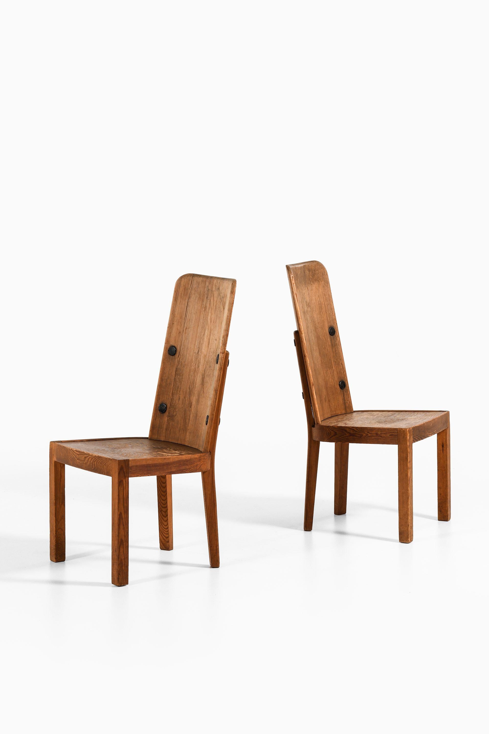 Paire de chaises d'appoint en pin huilé et teinté à l'acide avec ferrures en fer forgé par Axel Einar Hjorth, 1932

Informations supplémentaires :
MATERIAL : Pin huilé et teinté à l'acide, ferrures en fer forgé
Style : Milieu du siècle,