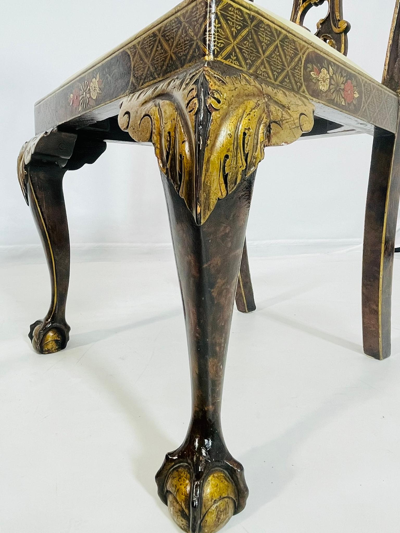 Coppia di sedie laterali con dettagli dorati e piedi a zampa d'asino, circa anni '40 in vendita 8