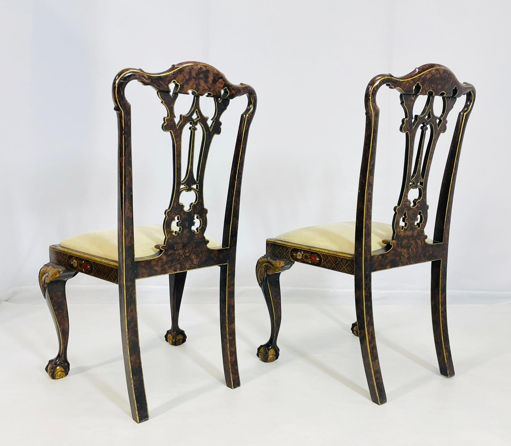 Aggiungi un tocco di eleganza al tuo salotto con questa splendida coppia di sedie laterali degli anni Quaranta. Caratterizzate da squisiti dettagli dorati e piedi ad artiglio, queste sedie trasudano lusso e raffinatezza. I disegni sottili ma