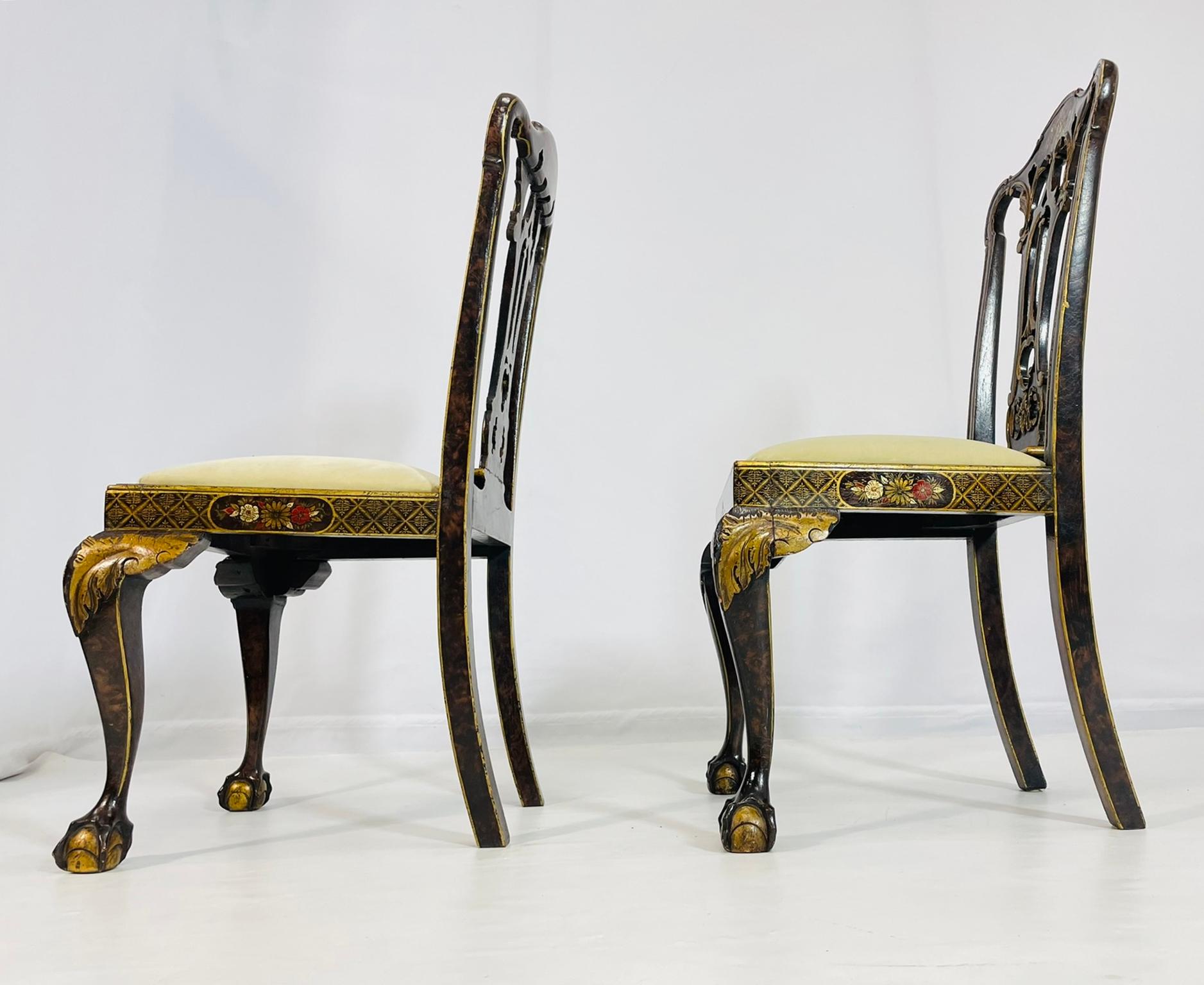 Fatto a mano Coppia di sedie laterali con dettagli dorati e piedi a zampa d'asino, circa anni '40 in vendita