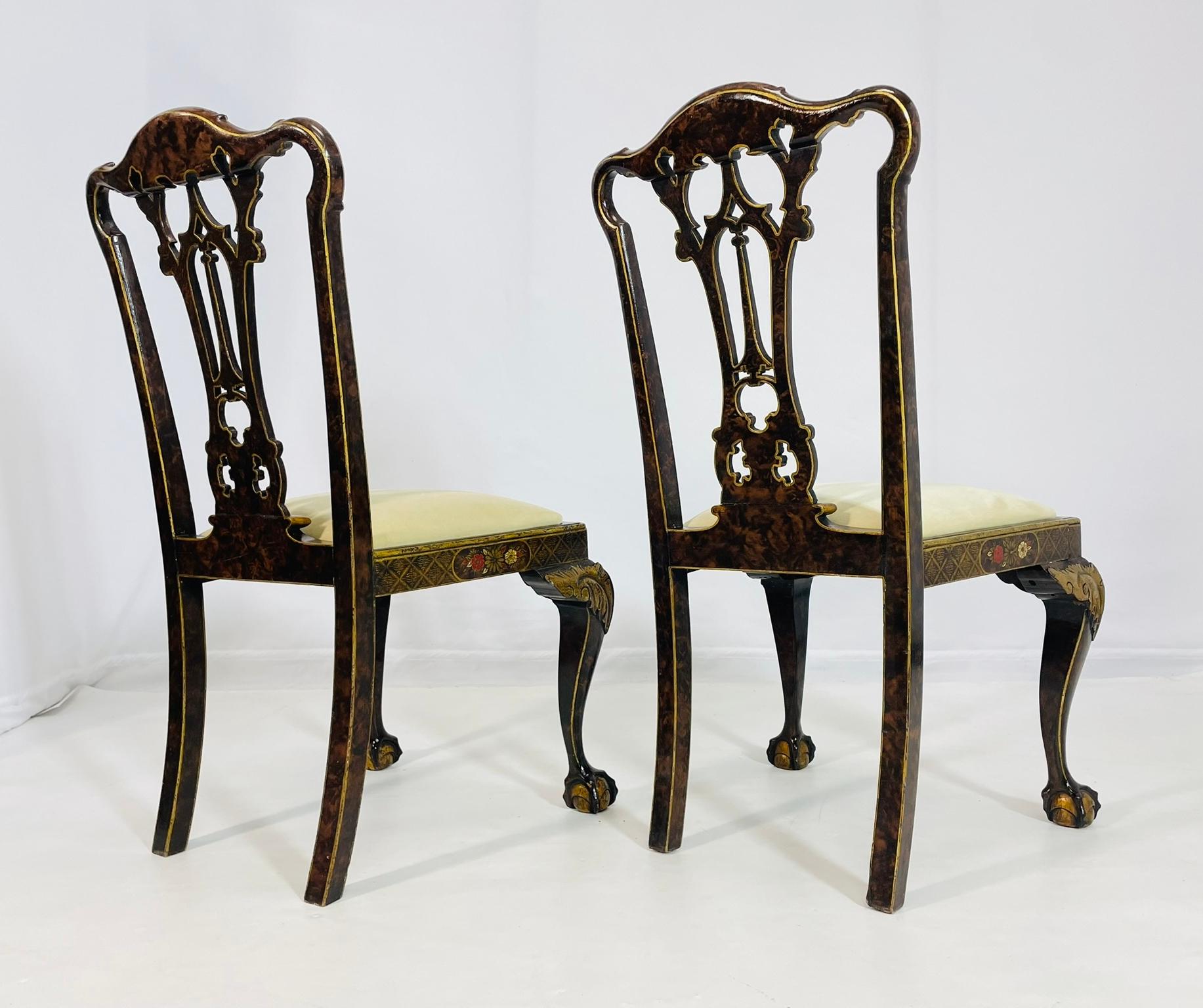 Legno Coppia di sedie laterali con dettagli dorati e piedi a zampa d'asino, circa anni '40 in vendita