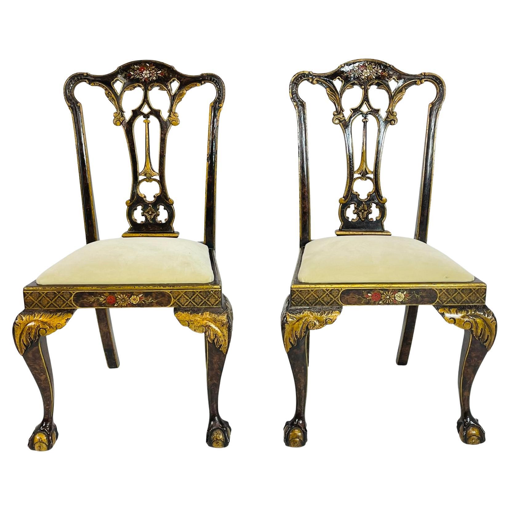 Paire de chaises d'appoint avec détails dorés et griffes sur le pied, vers les années 1940