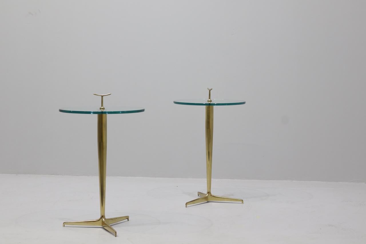 Pareja de mesitas auxiliares de latón de Osvaldo Borsani, 1960 tapa de cristal