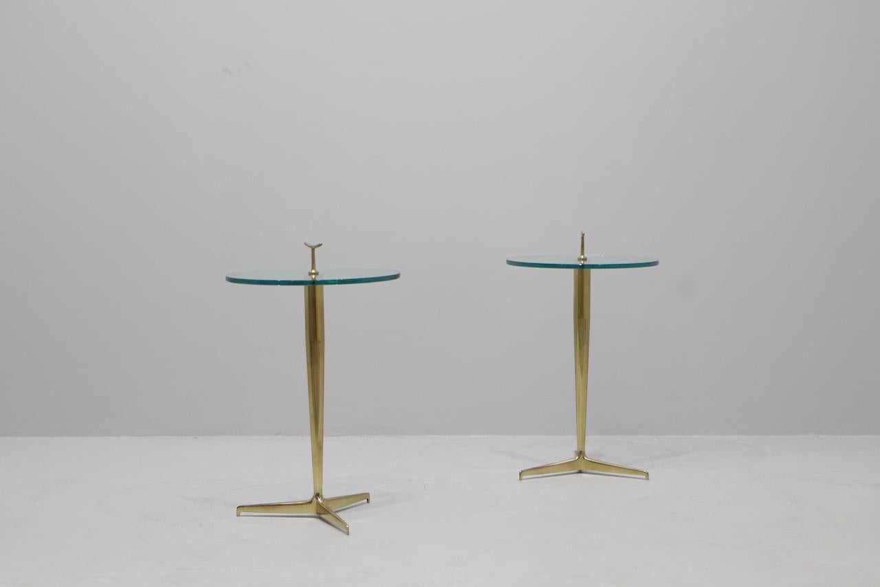 Pareja de mesitas auxiliares de latón de Osvaldo Borsani, 1950 Latón en venta