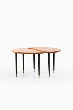 Paire de tables d'appoint ou de salon en laiton, laqué et pin, signée Svensk Fur, années 1950