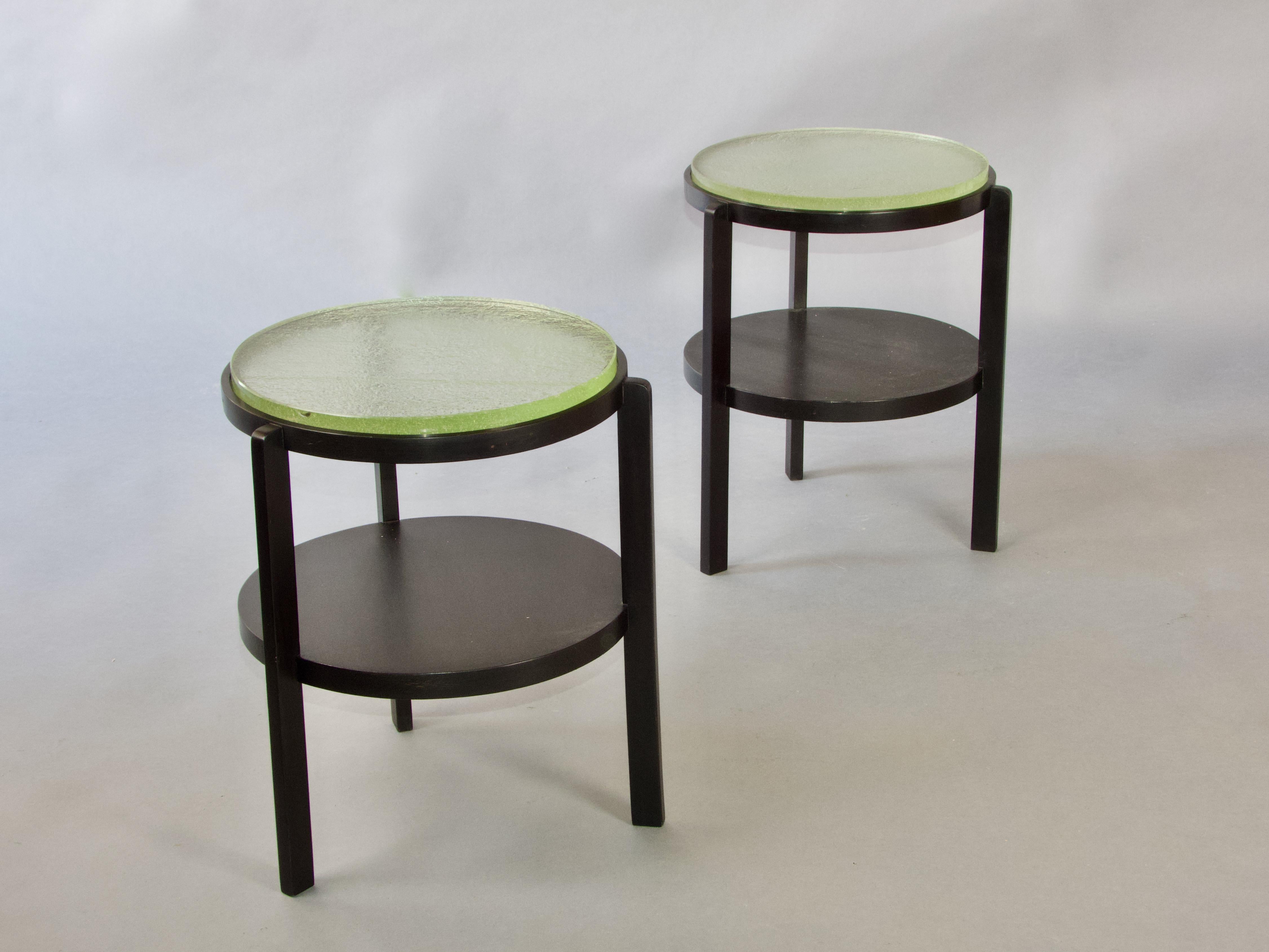 Paar Beistelltisch aus schwarzem Holz und Granitglas (Französisch) im Angebot