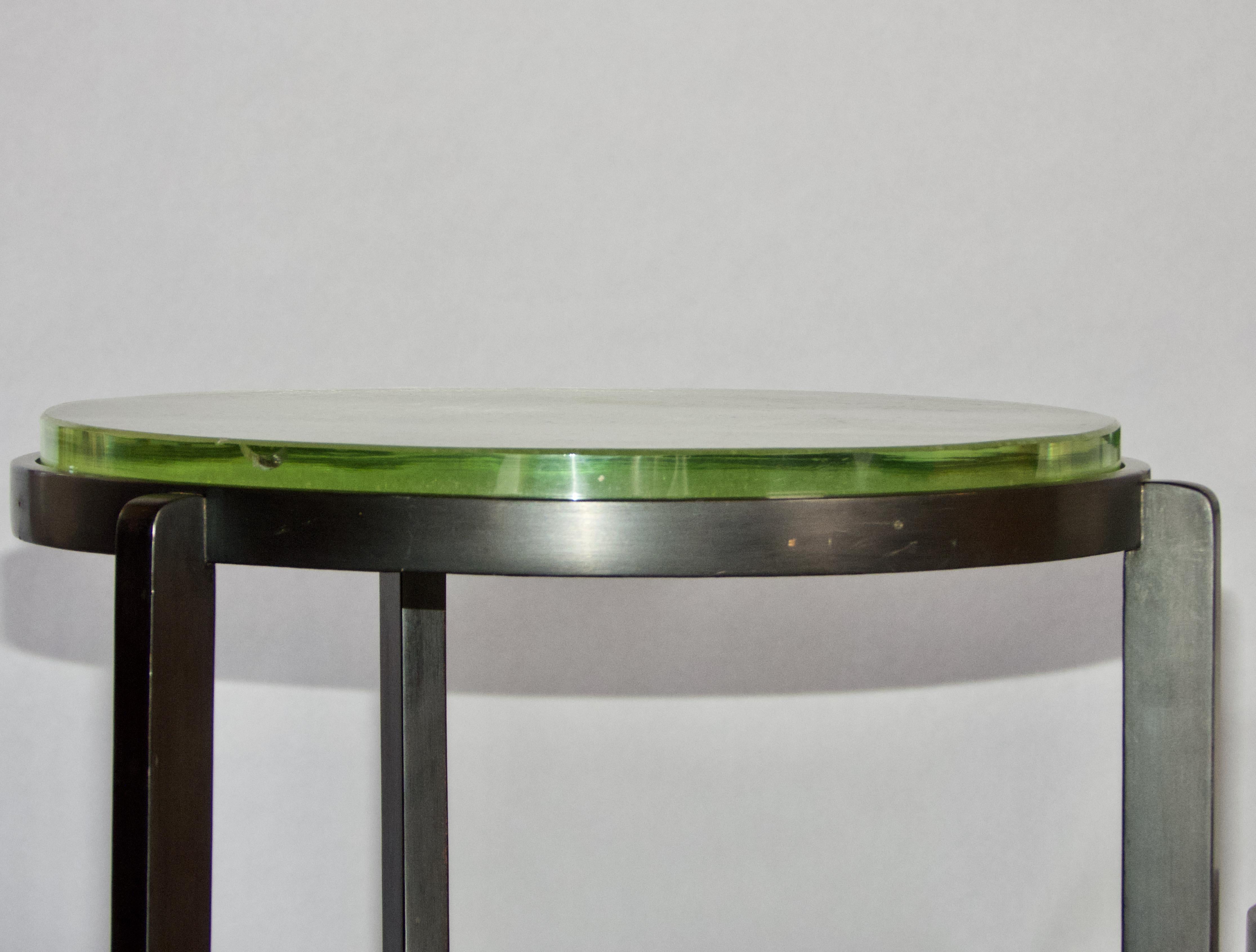 Paar Beistelltisch aus schwarzem Holz und Granitglas (Mitte des 20. Jahrhunderts) im Angebot