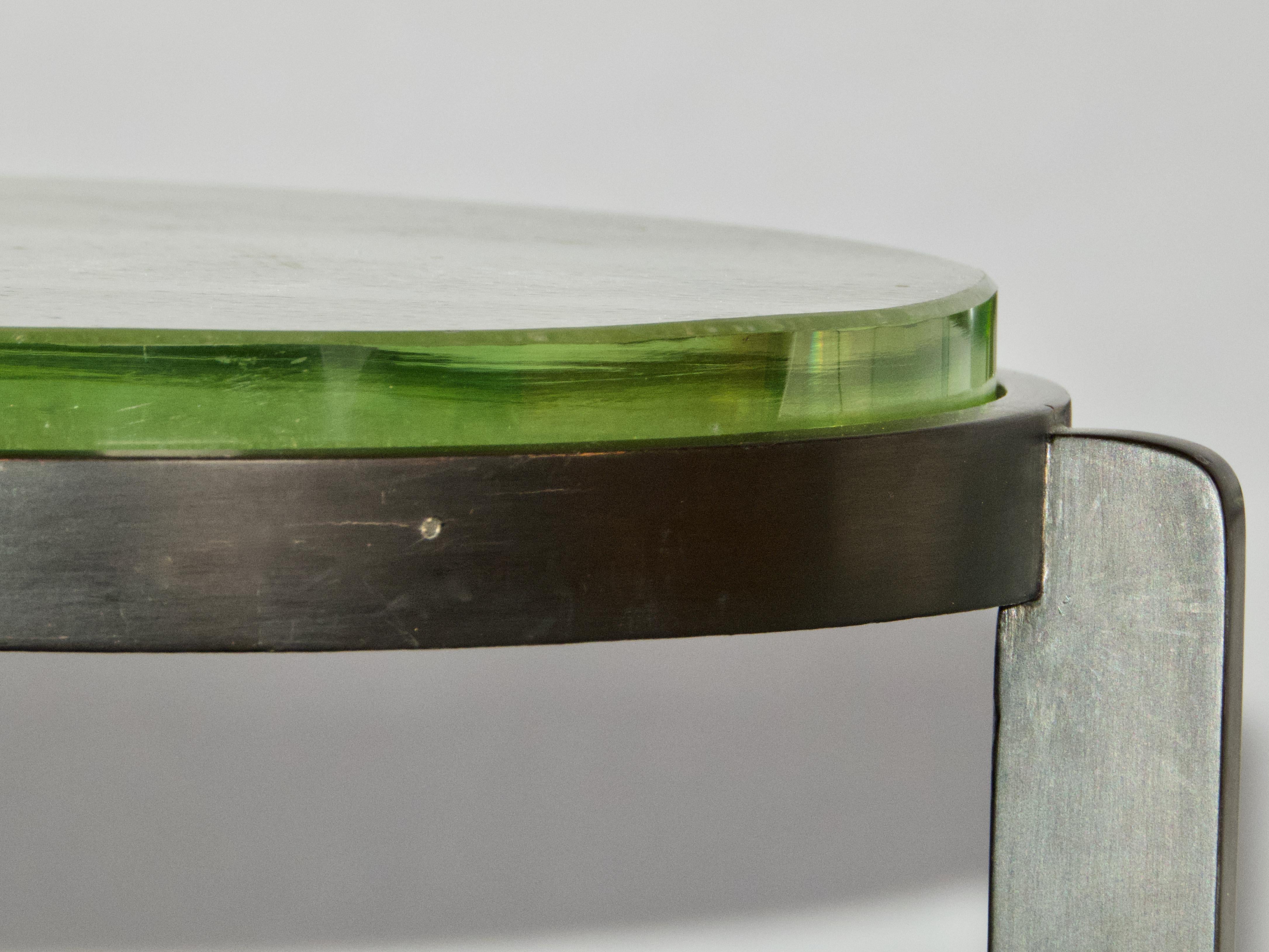 Paar Beistelltisch aus schwarzem Holz und Granitglas (Glas) im Angebot