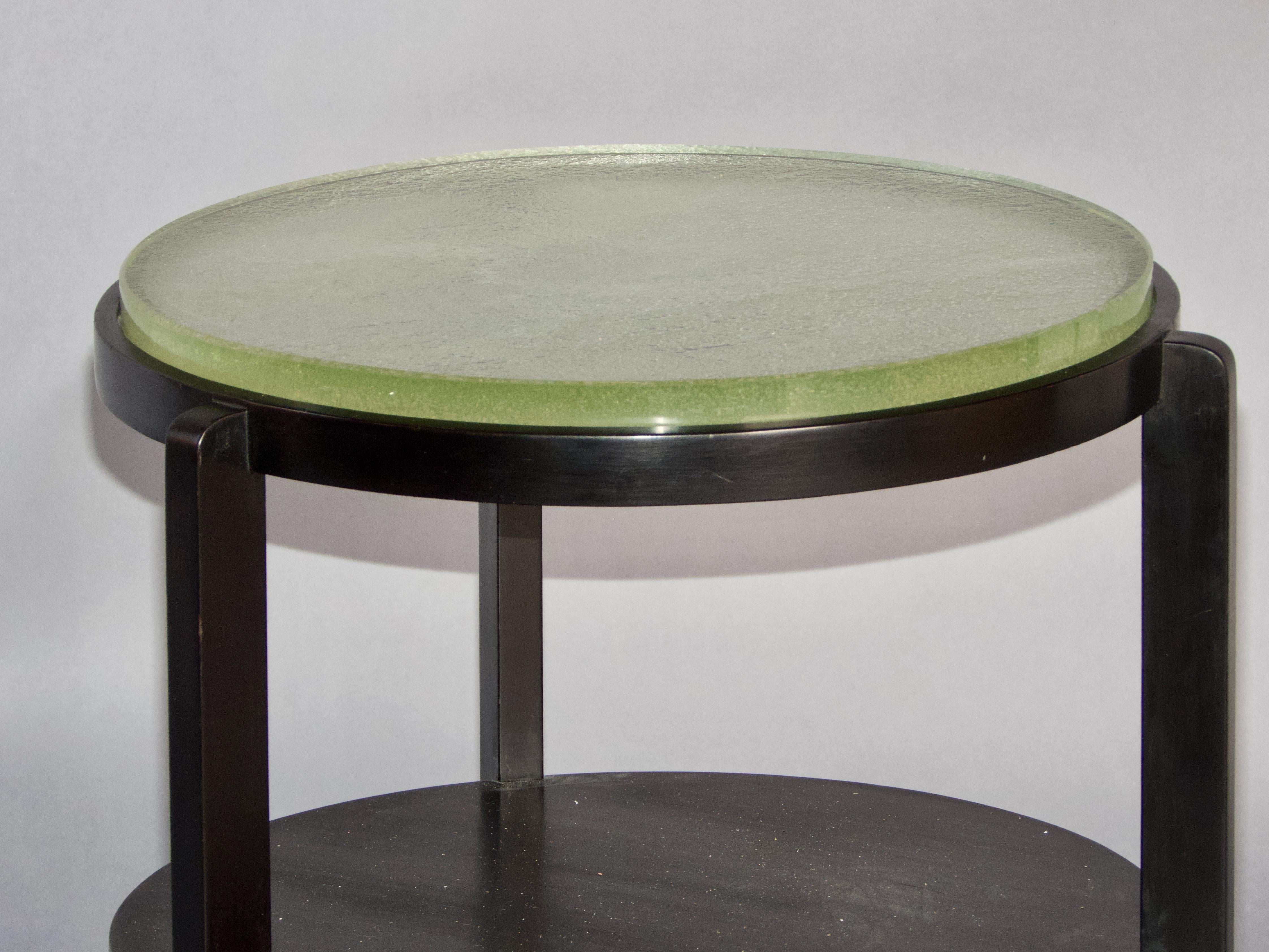 Paar Beistelltisch aus schwarzem Holz und Granitglas im Angebot 1