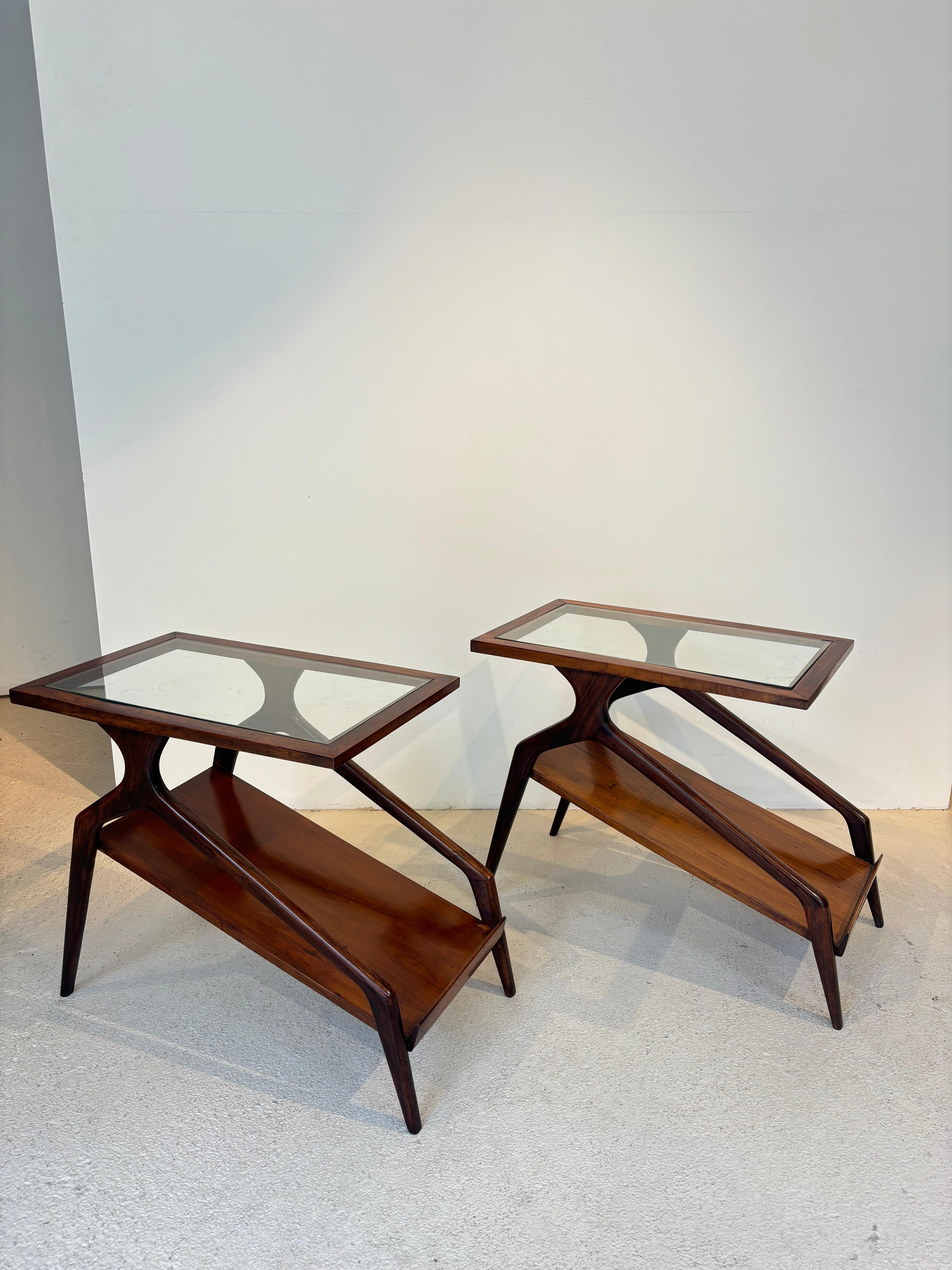 Jolie paire de tables d’appoint pzr Giuseppe Scapinelli. 
