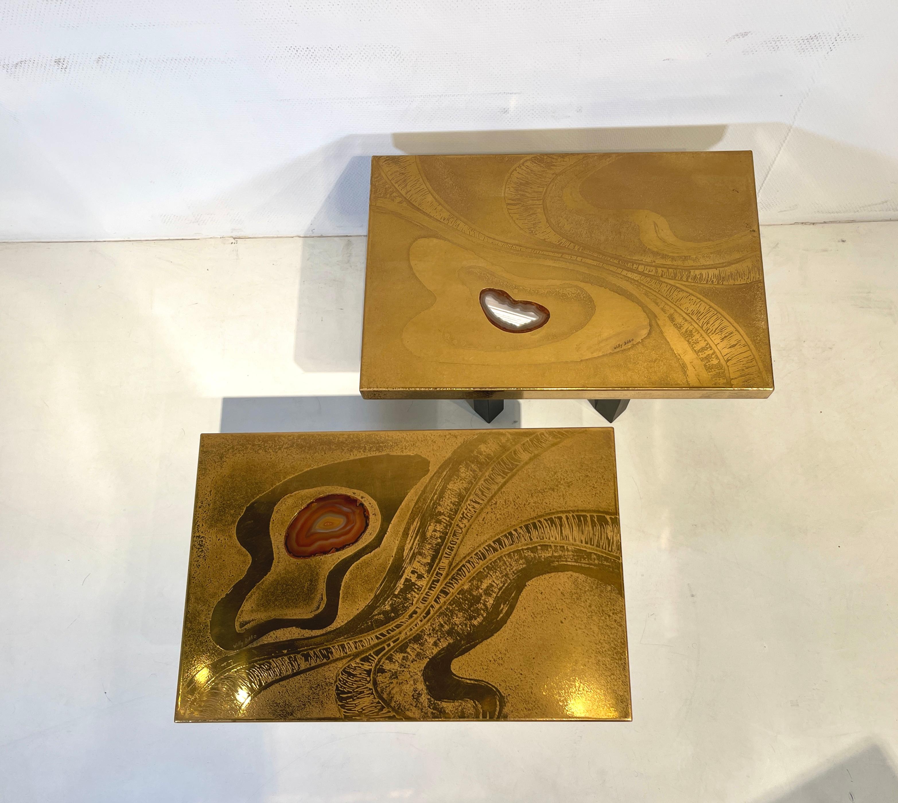 Ein Paar Beistelltische aus geätztem Messing mit Intarsien aus Achat von Willy Daro. (Belgisch) im Angebot