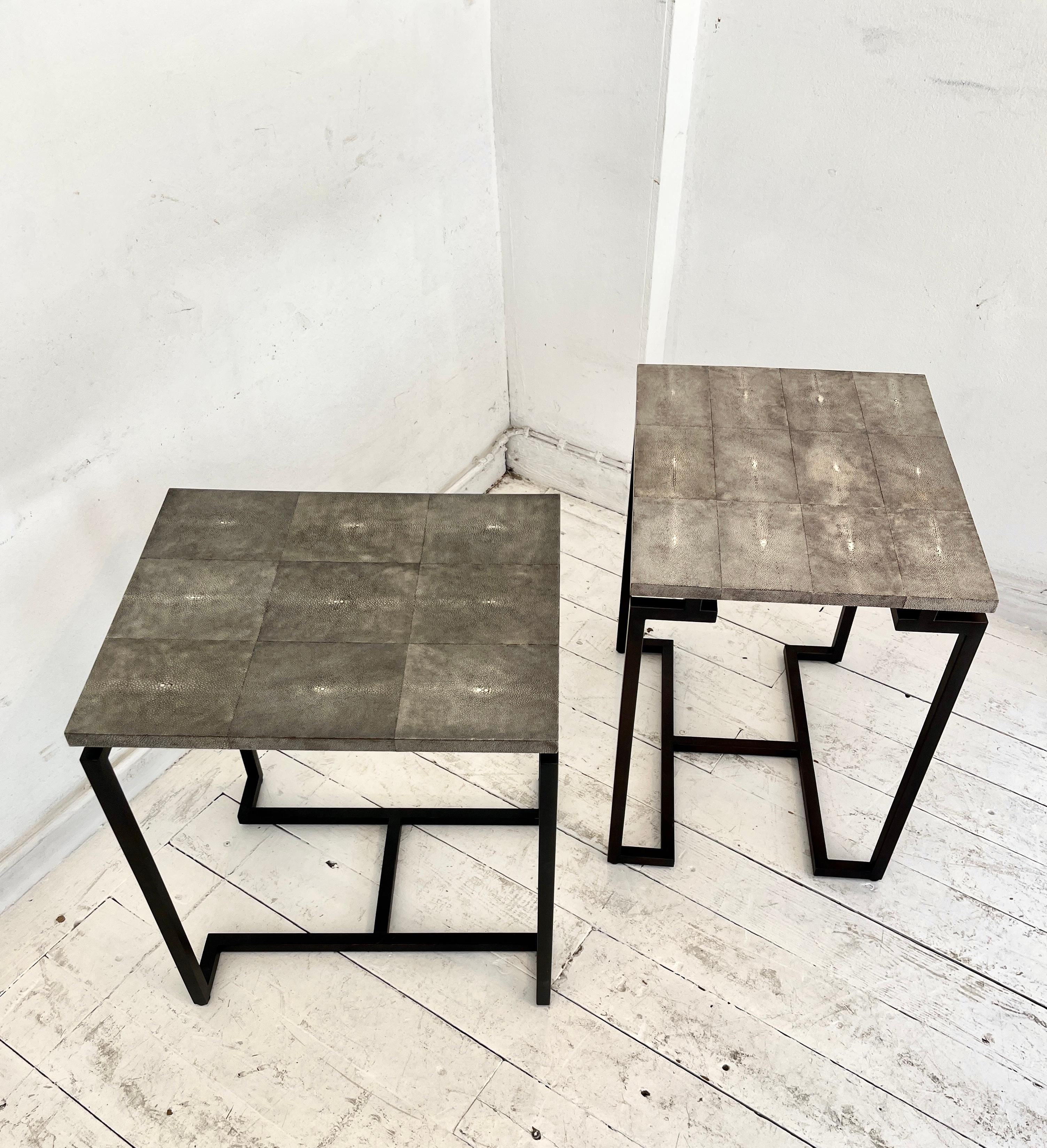 Pair of side table or end table, in Galuchat and base in black steel from the eighties. in the style of famous decorator form '30.