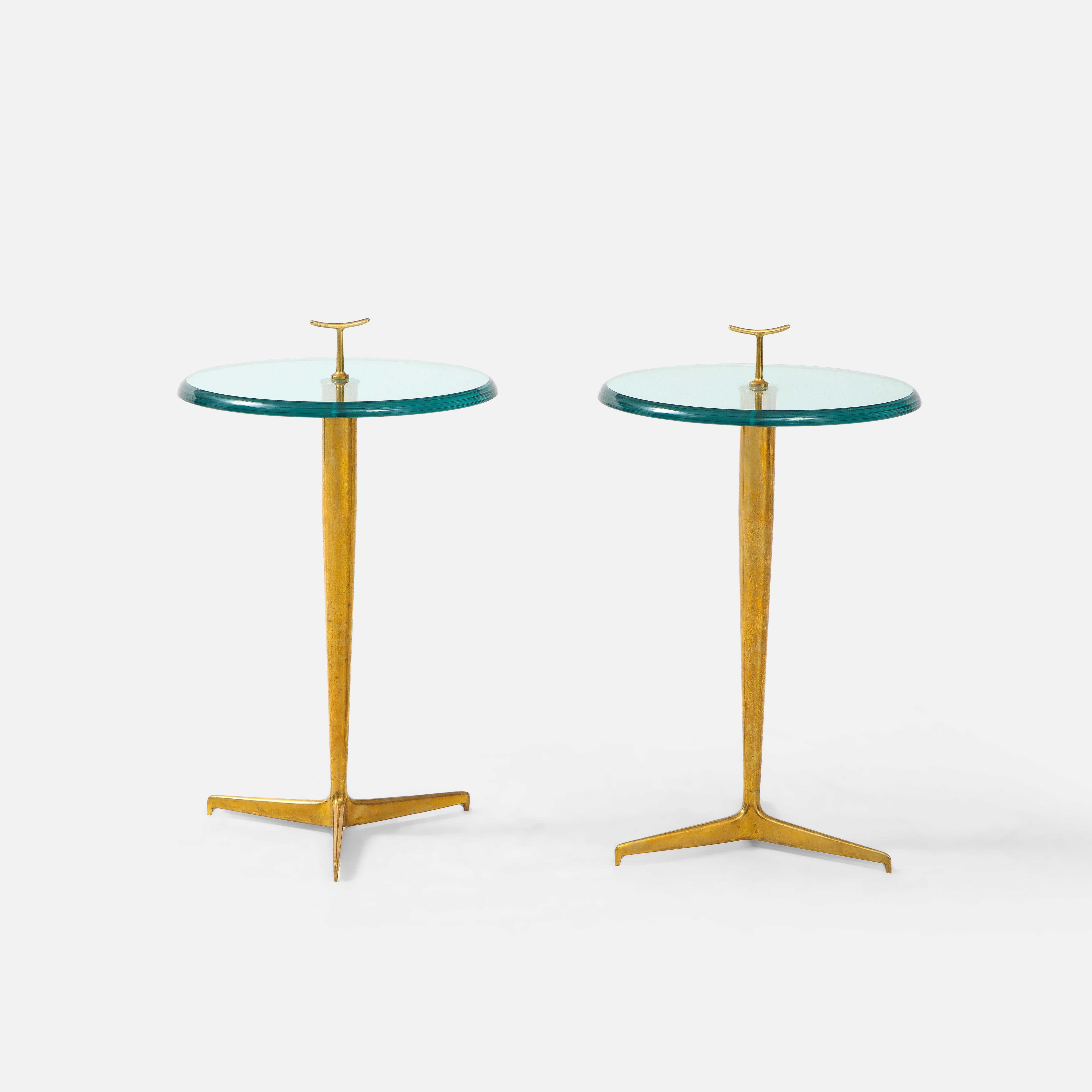 Moderne Paire de tables d'appoint italiennes contemporaines en verre et laiton en vente