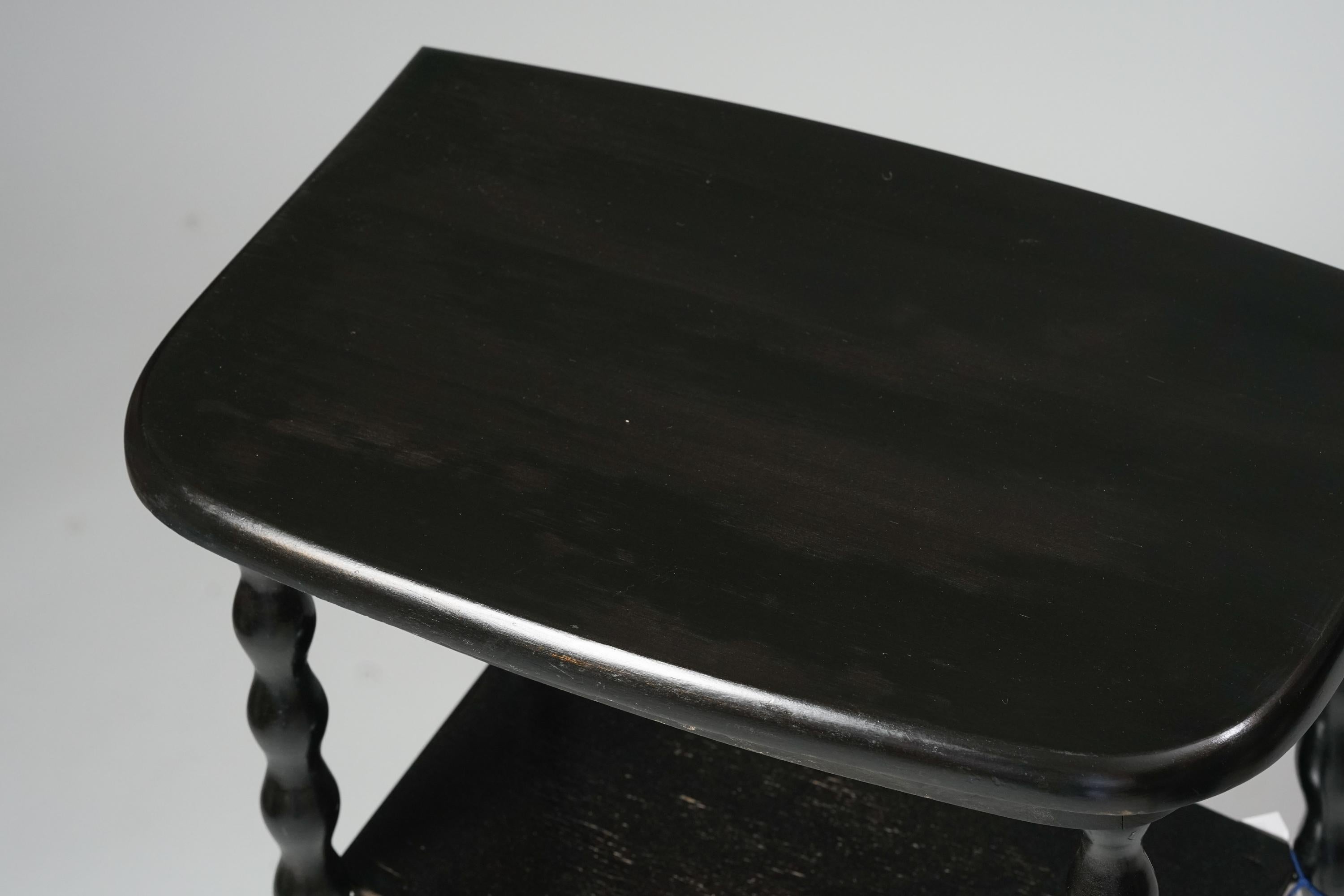 Art nouveau Paire de tables d'appoint attr. Eliel Saarinen, Début du 20e siècle  en vente