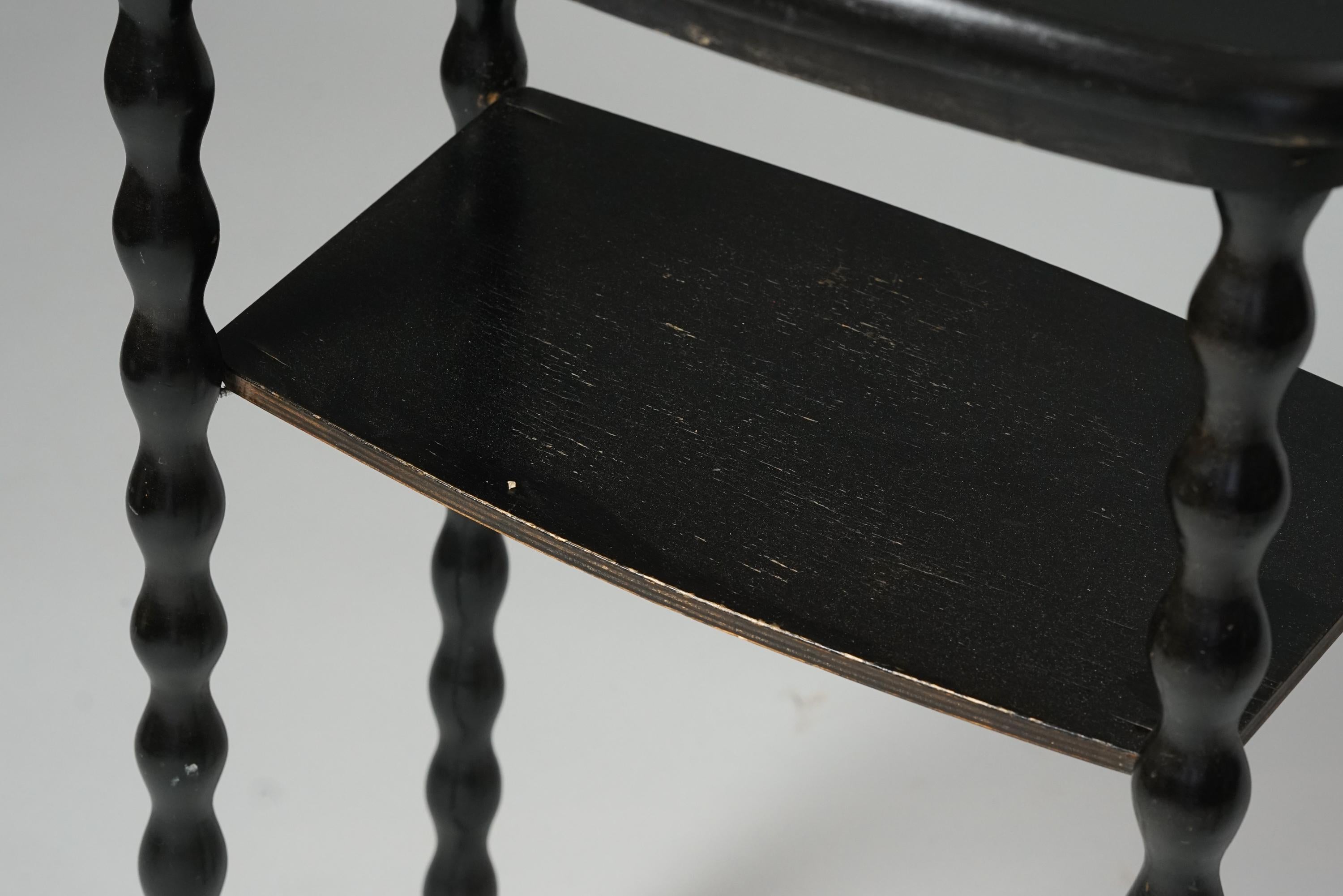 Finlandais Paire de tables d'appoint attr. Eliel Saarinen, Début du 20e siècle  en vente