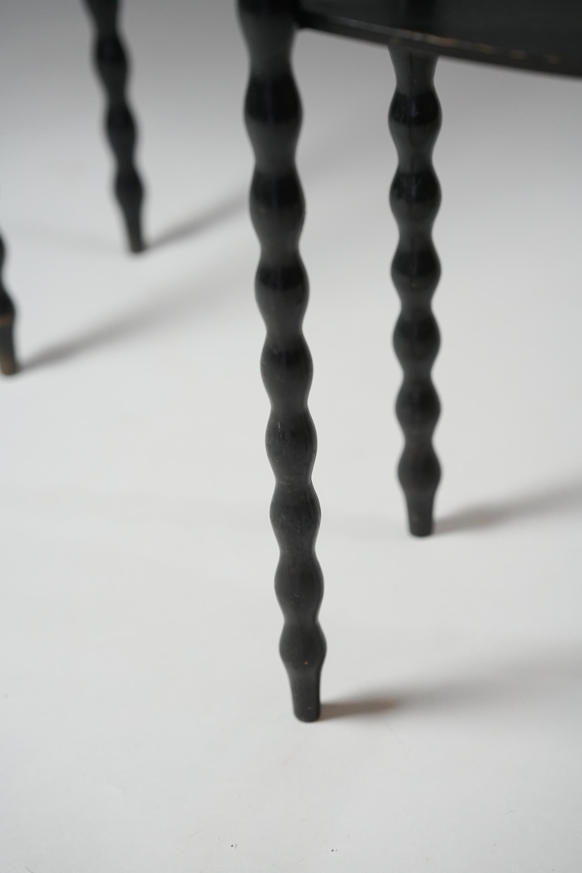 Peint Paire de tables d'appoint attr. Eliel Saarinen, Début du 20e siècle  en vente