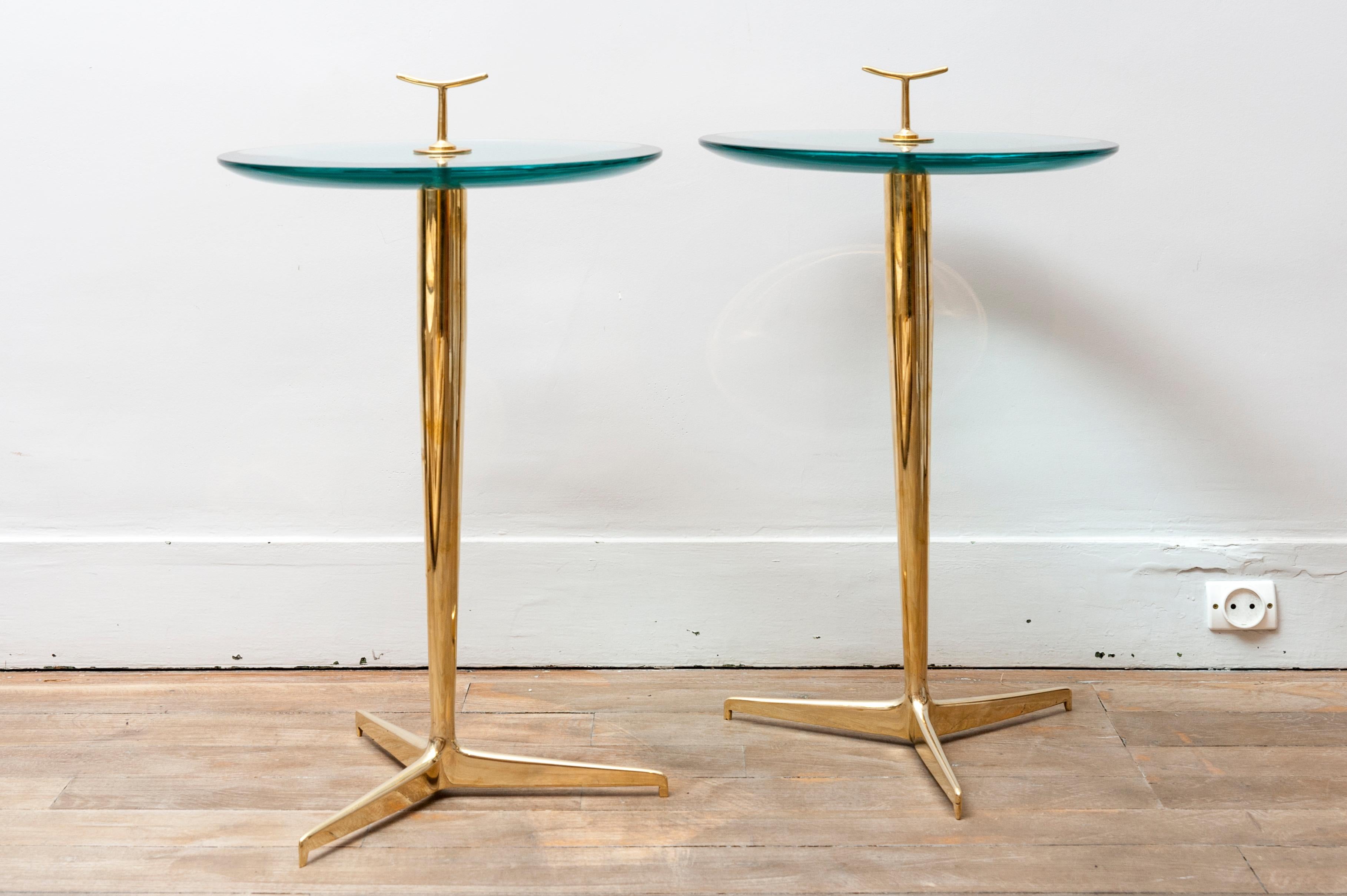 Elegant pair of side tables in the style of Fontana Arte
Brass and thick lens effect glass
Italy, circa 2000.
Measures: Height including the handle: 65 cm
Tray height 58 cm.