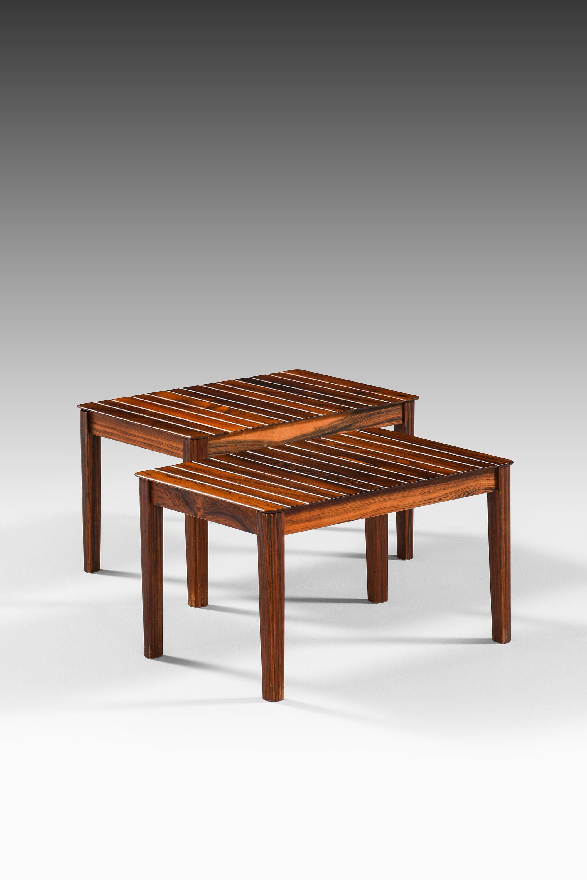 Paire de tables d'appoint / bancs en palissandre massif, années 1960

Informations supplémentaires :
Matériau : Bois de rose
Style : Milieu du siècle, Scandinave
Produit par Alberts à Tibro, Suède
Dimensions (L x P x H) : 55,5 x 37 x 31 cm
Hauteur