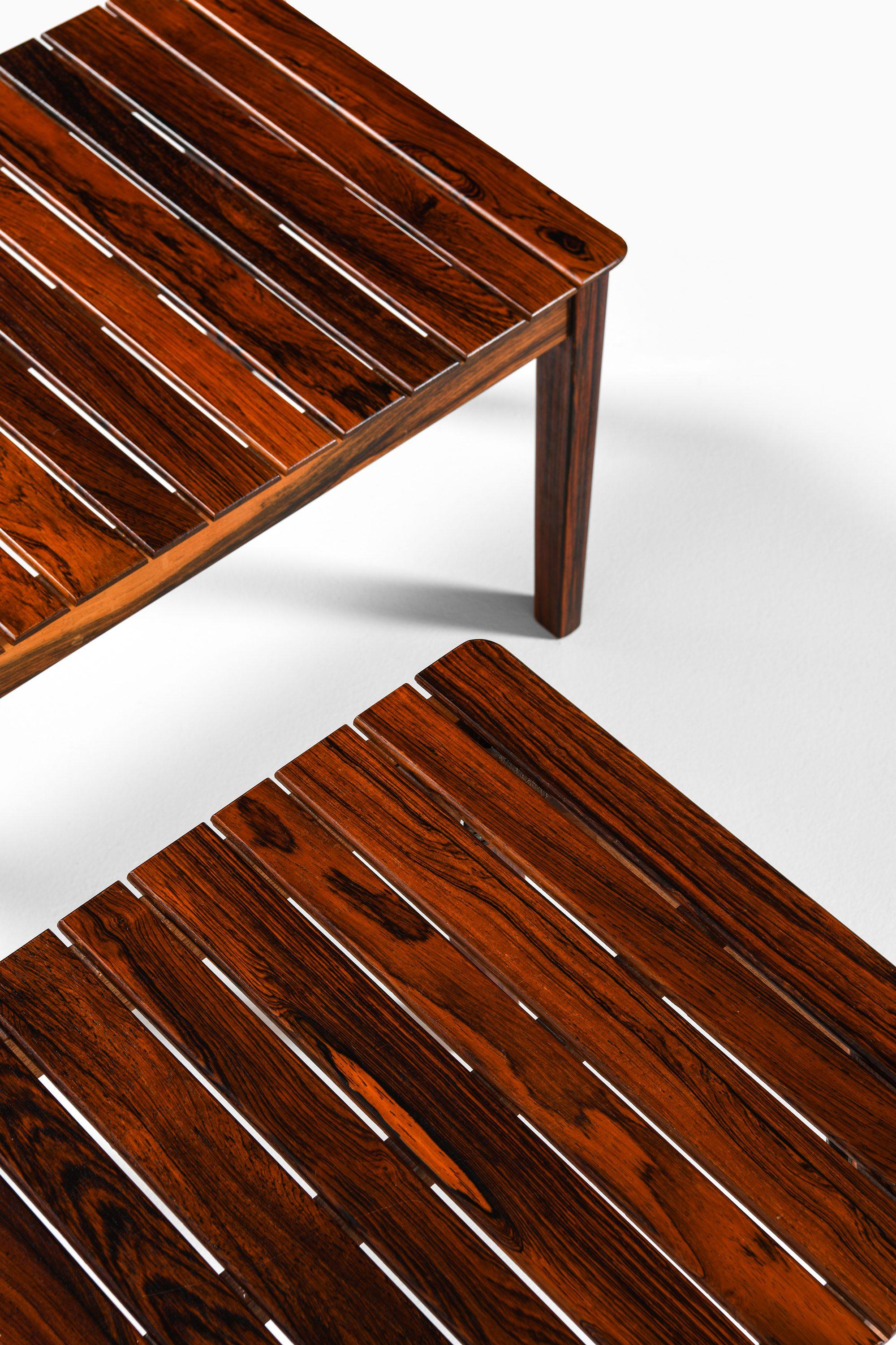 Suédois Paire de tables d'appoint / bancs en palissandre massif, années 1960 en vente