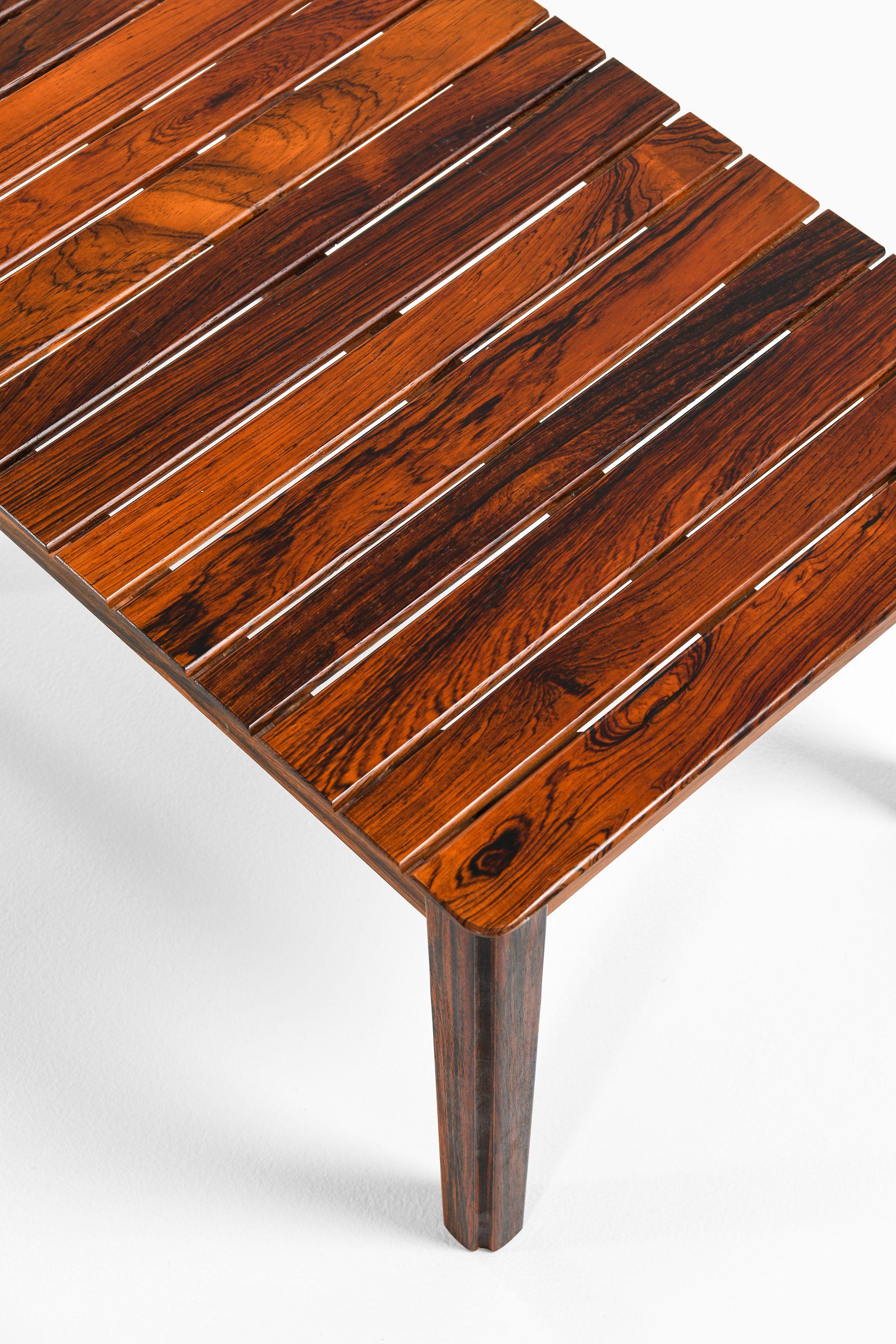 Bois de rose Paire de tables d'appoint / bancs en palissandre massif, années 1960 en vente