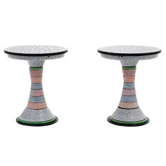 Paire de tables d'appoint Amy Kline:: uniques en leur genre:: en porcelaine:: signées et datées