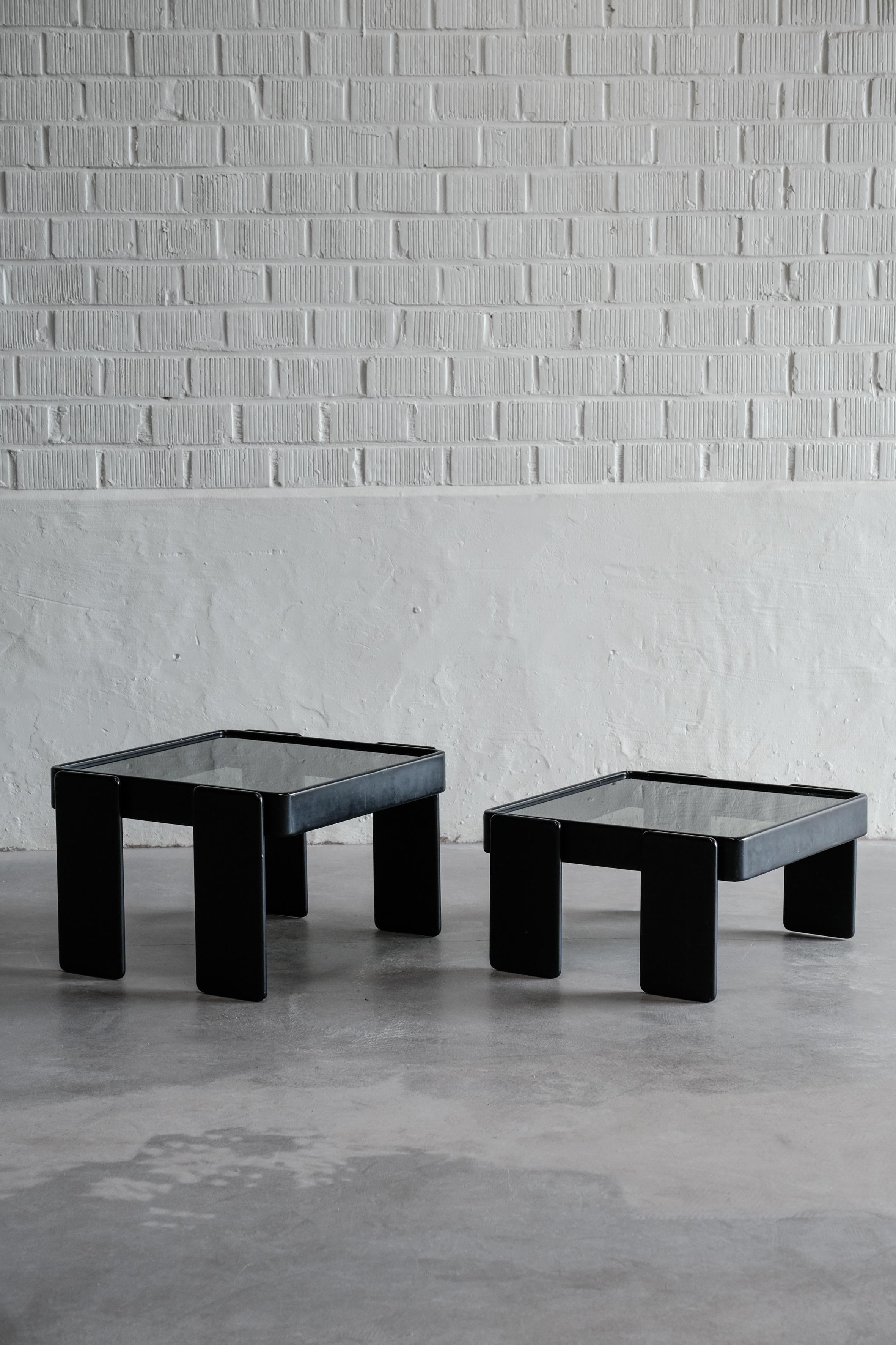 Elegant Pair of Side Tables by Gianfranco Frattini for Cassina in Lacquered Wood.

The glass tops exhibit some scratches and the wood shows minor damages, as depicted in the accompanying pictures, these imperfections do little to detract from the
