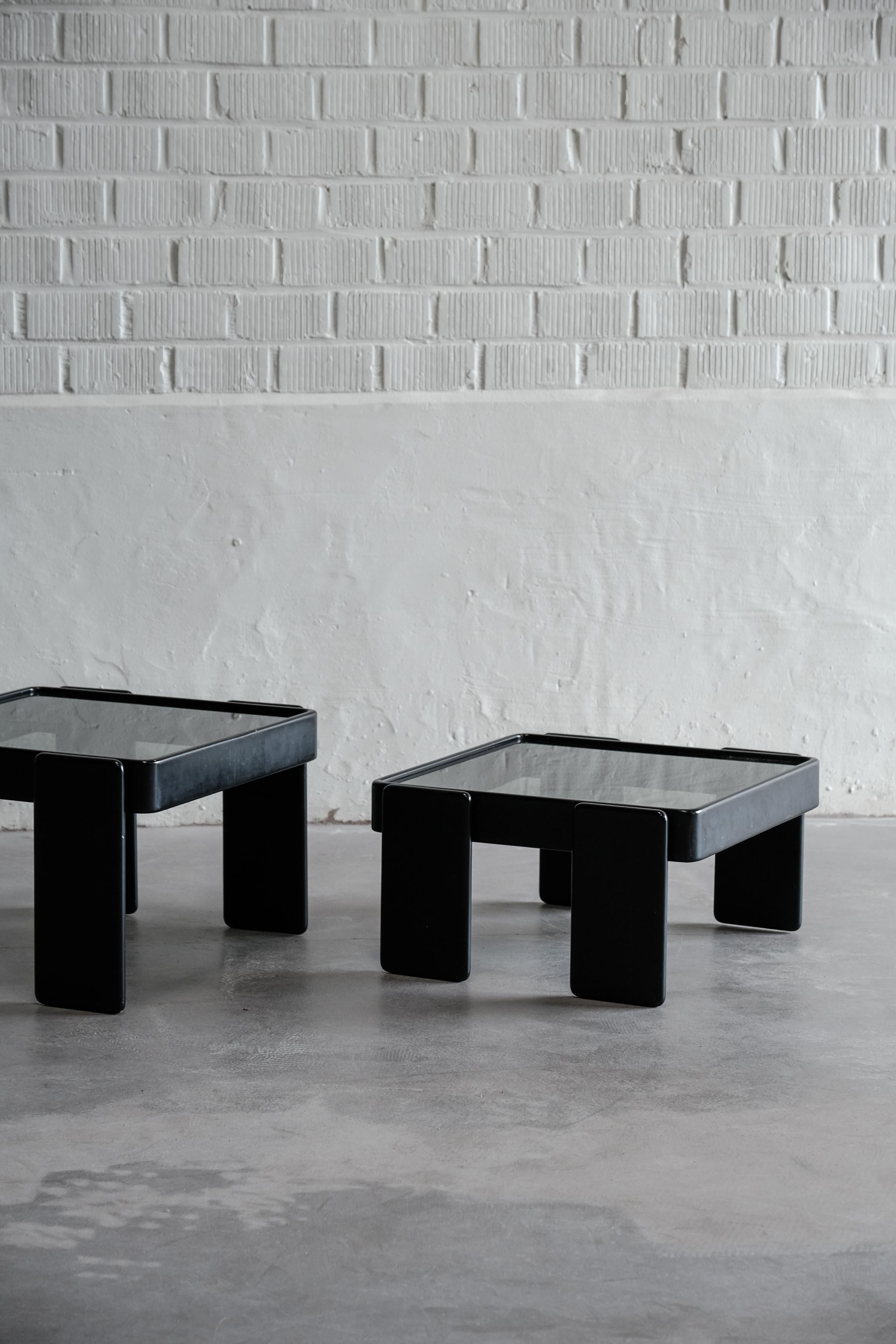 Mid-Century Modern Pair of side tables by Gianfranco Frattini For Sale