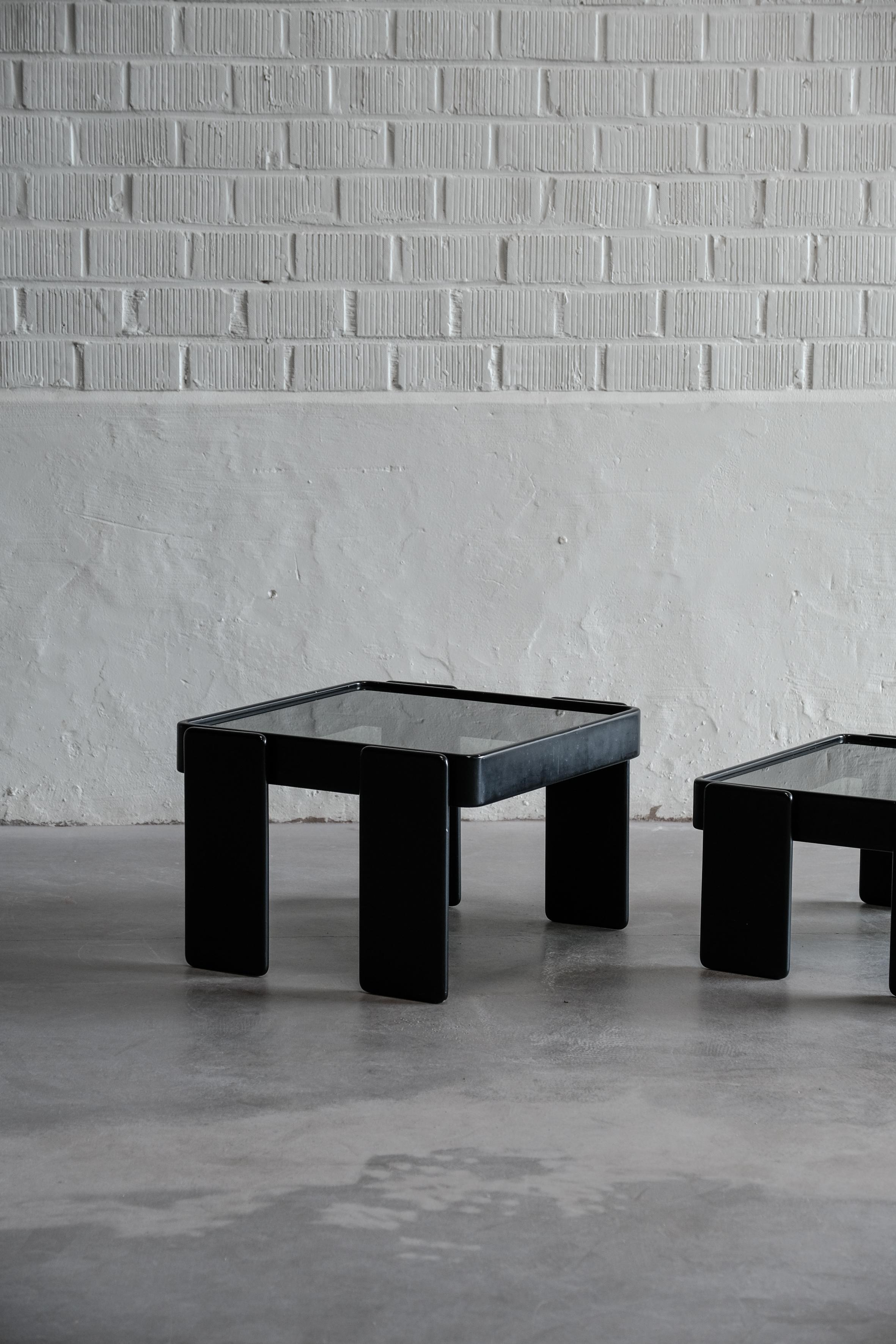 Italian Pair of side tables by Gianfranco Frattini For Sale