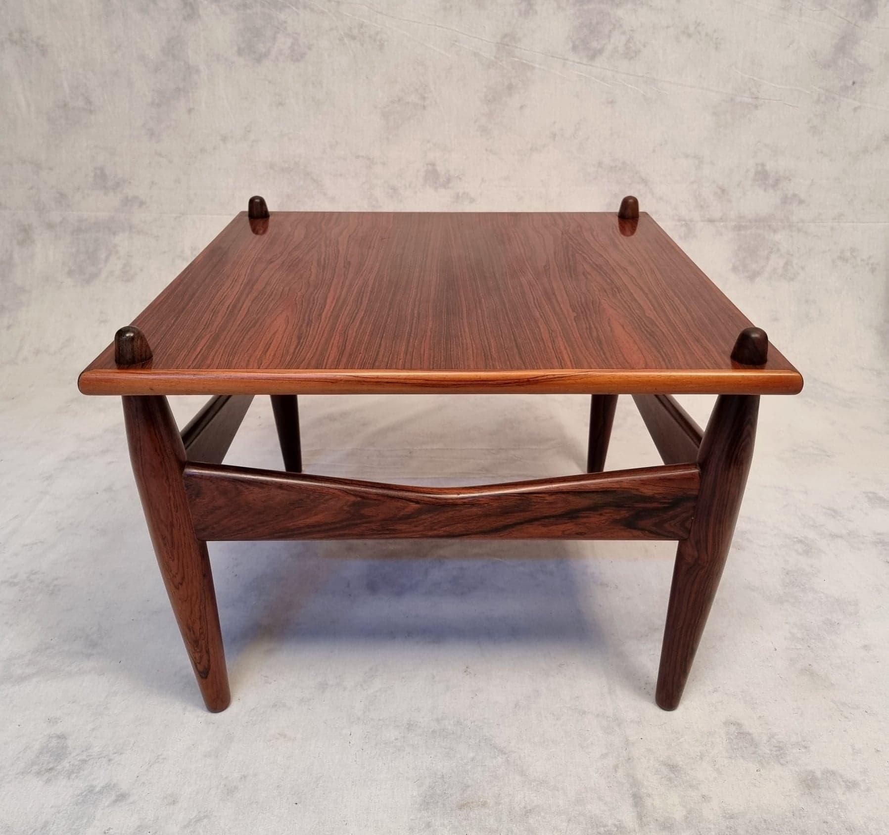 Paire de tables d'appoint par Illum Wikkels N272, bois de rose, vers 1950 Bon état - En vente à SAINT-OUEN-SUR-SEINE, FR