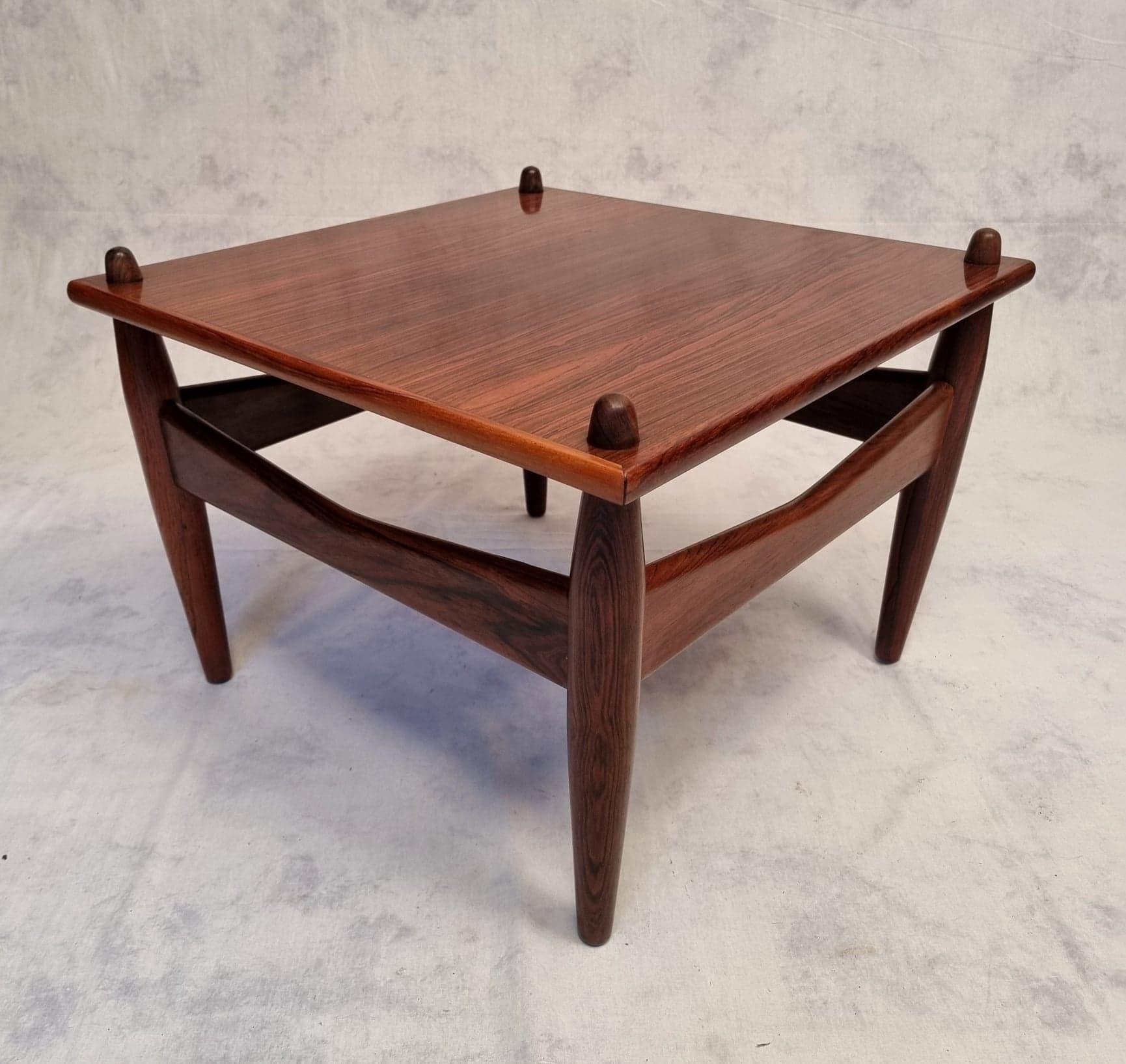 Milieu du XXe siècle Paire de tables d'appoint par Illum Wikkels N272, bois de rose, vers 1950 en vente