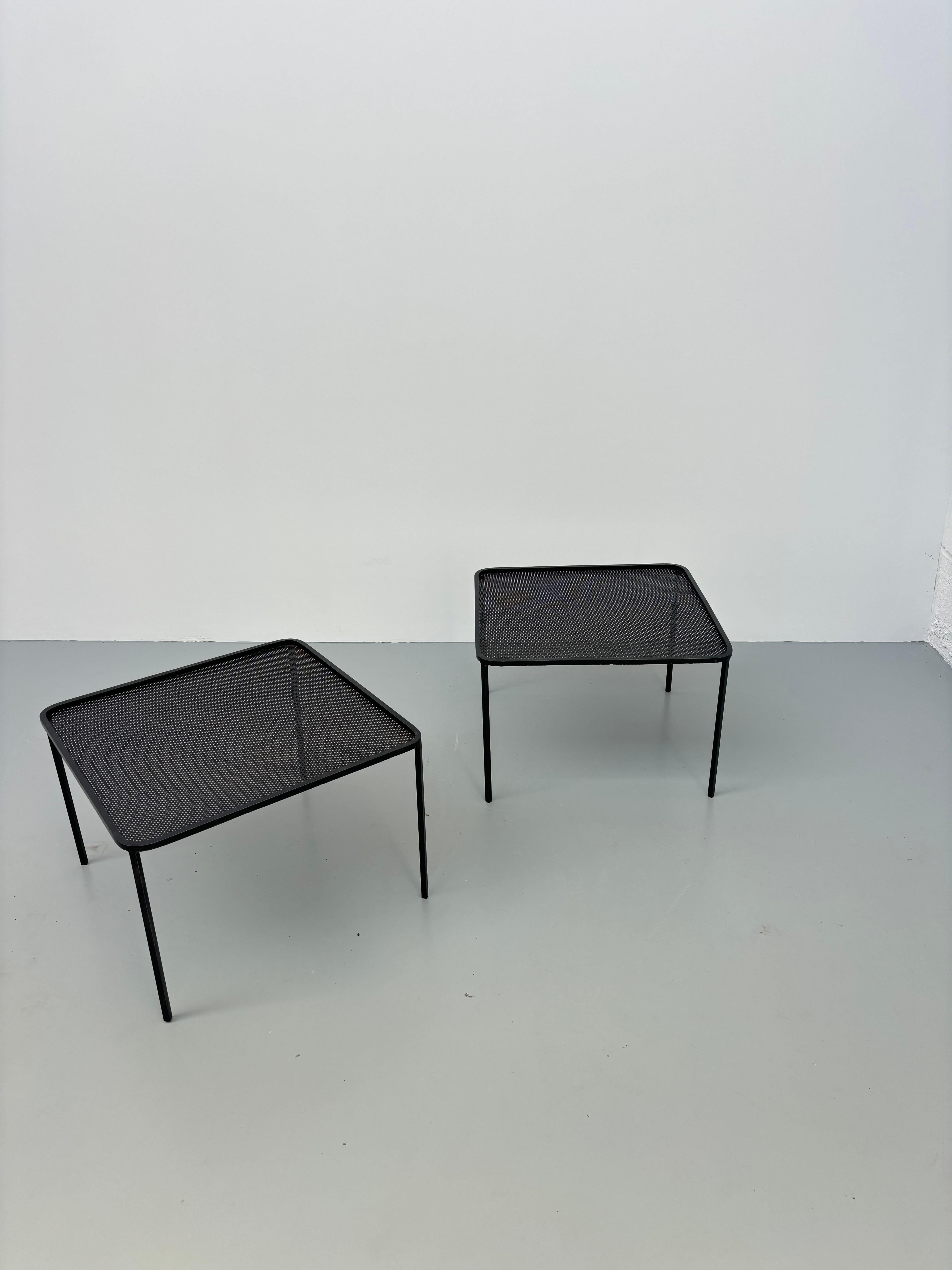 Jolie paire de table d'appoint par Mathieu Matégot. 