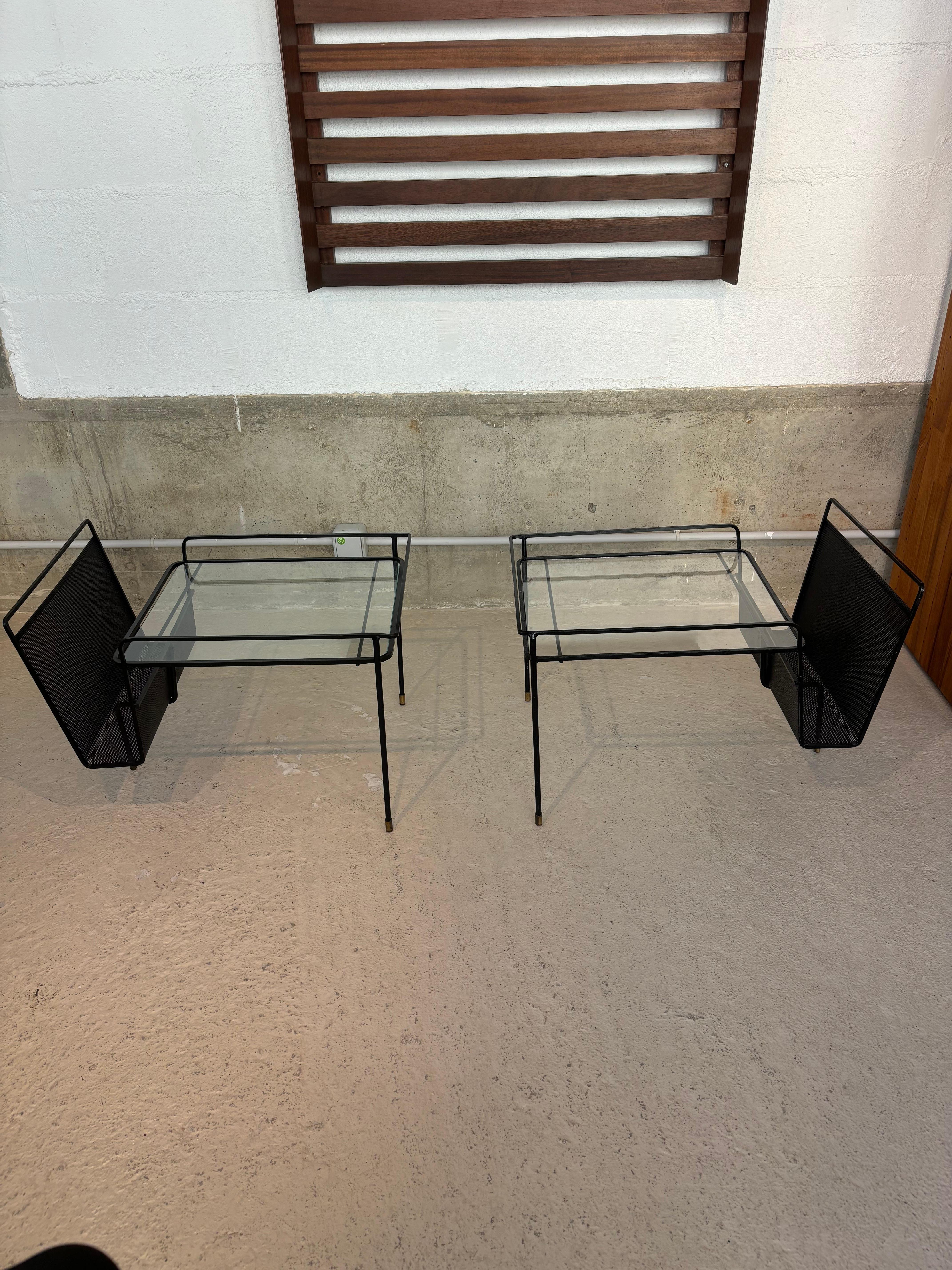 Paire de table à porte revue par Mathieu Matégot. 