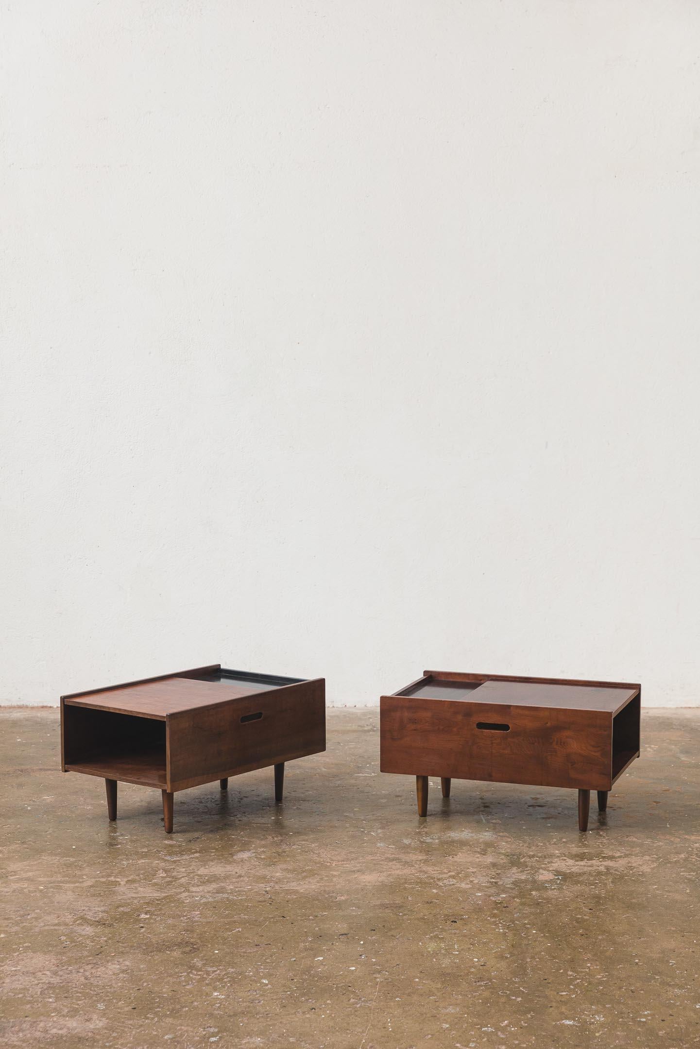Schönes Paar Beistelltische, entworfen von Michel Arnoult für Mobilinea Contemporanea in den 1960er Jahren. Hergestellt aus Imbuia-Holz.