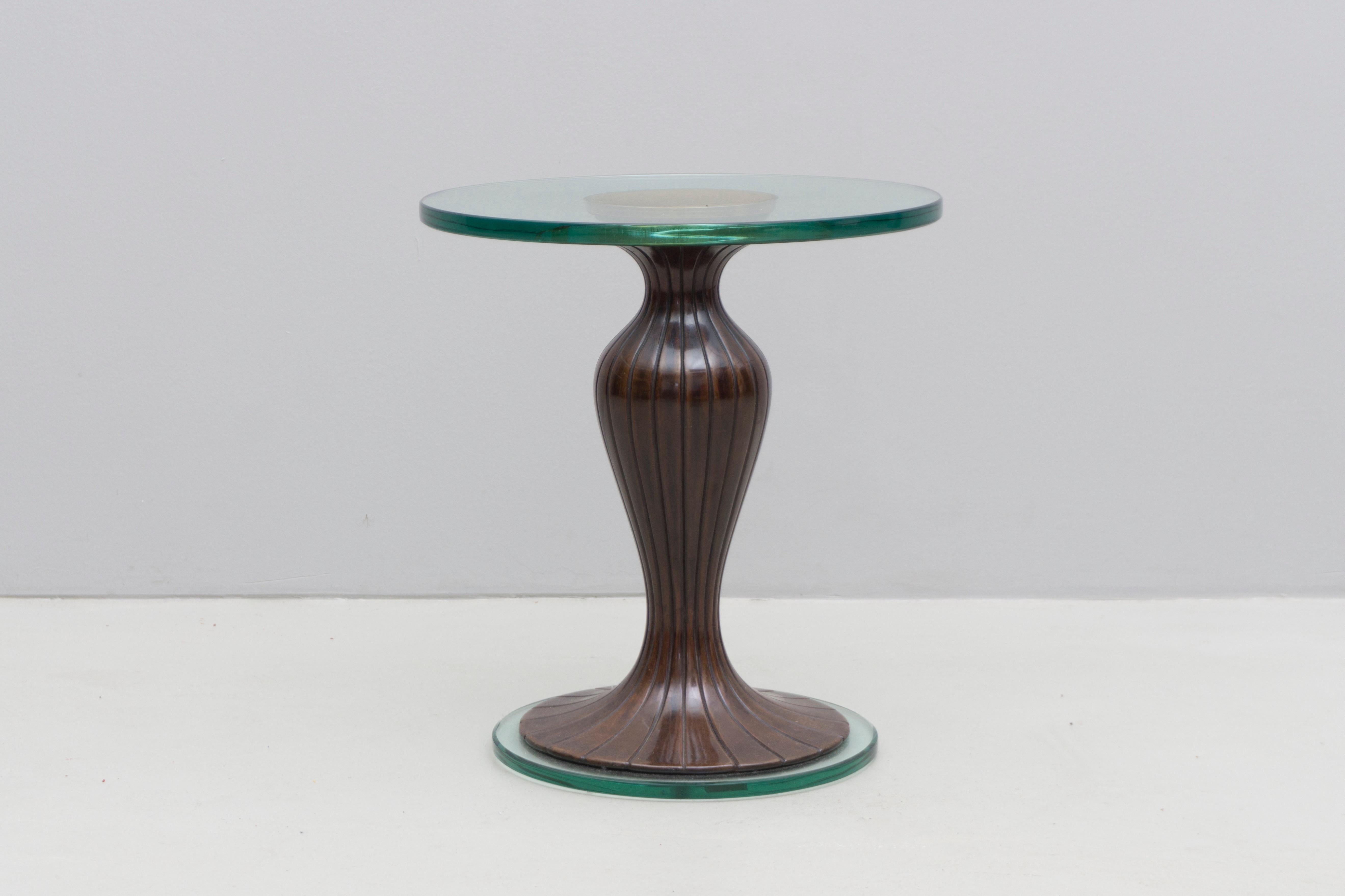 A set of side tables, stands are made from solid walnut, lifted by a glass bottom, the top's center brass element is covered by a glass top.
Designed by Osvaldo Borsani and manufactured by Arredamento Borsani Varedo, Milano.

Dimensions: H 49cm, ø