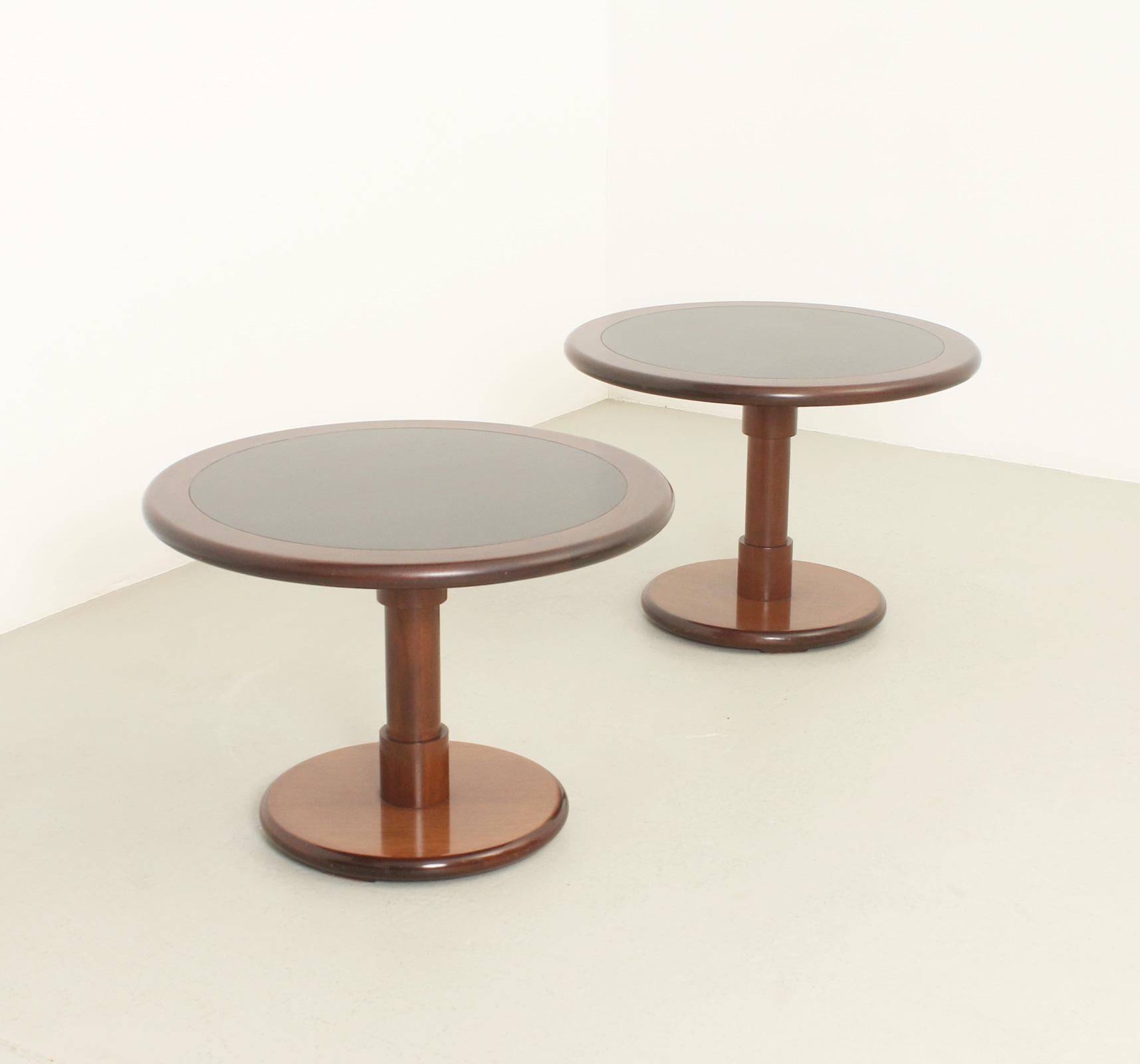 Paire de tables d'appoint Reno conçues en 1961 par les architectes espagnols Federico Correa et Alfonso Milá pour le restaurant Reno à Barcelone et produites par Gres. Structure en bois massif d'ukola  et le dessus avec le centre en stratifié noir. 