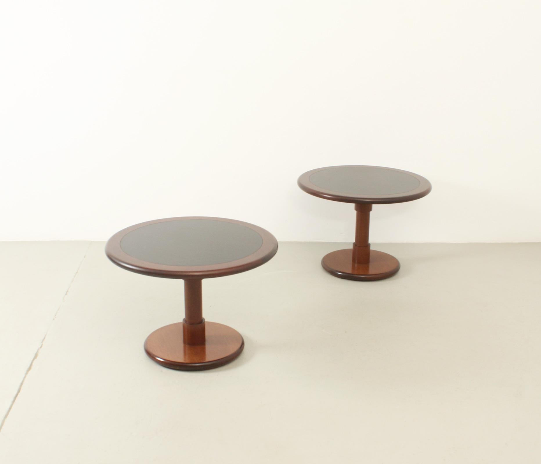 Paire de tables d'appoint des architectes espagnols Corre & Milá, 1961 Bon état - En vente à Barcelona, ES