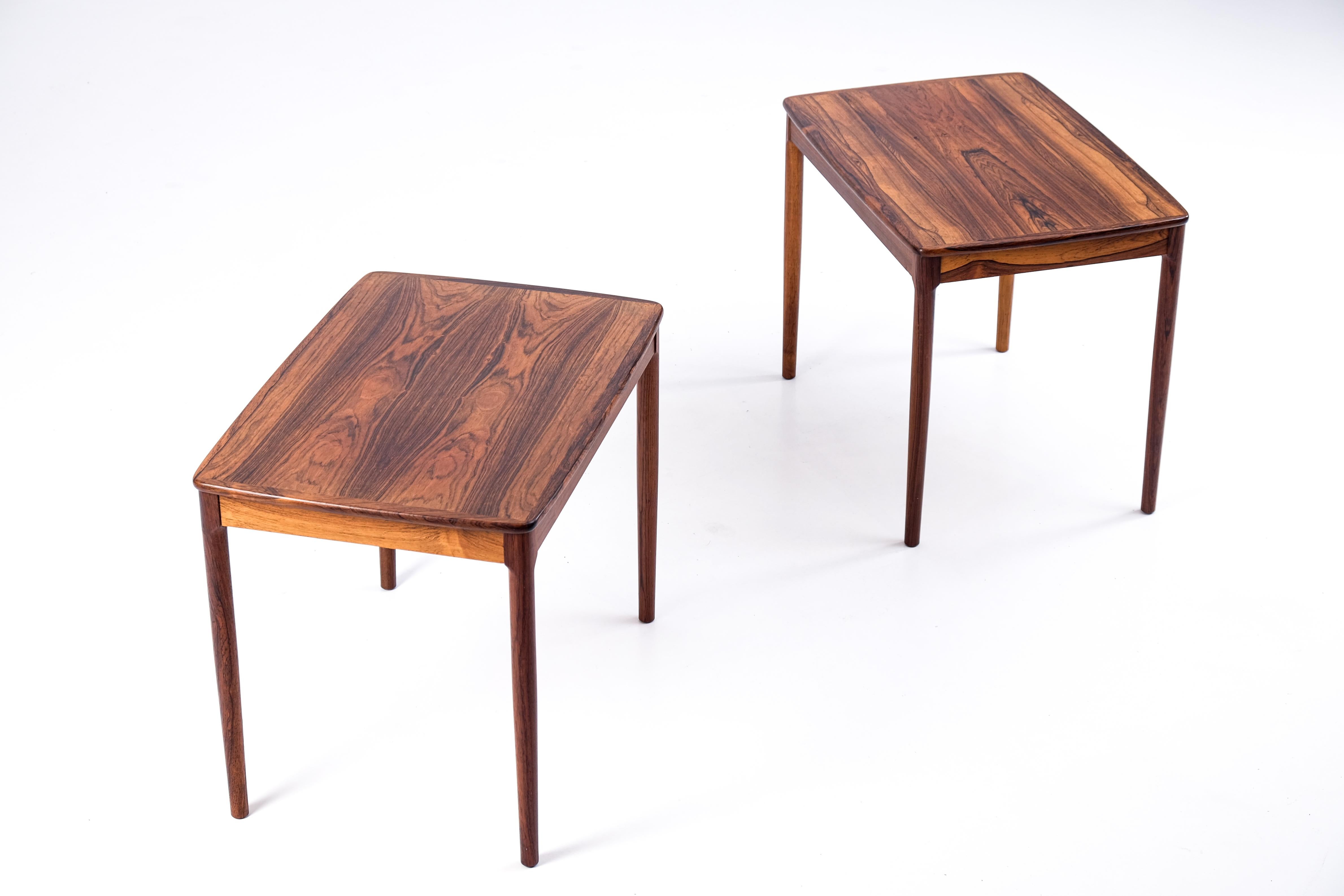 Superbe paire de tables d'appoint / tables de chevet produite en Suède par Säffle Möbelfabrik, conçue par Yngvar Sandström, années 1960.

 