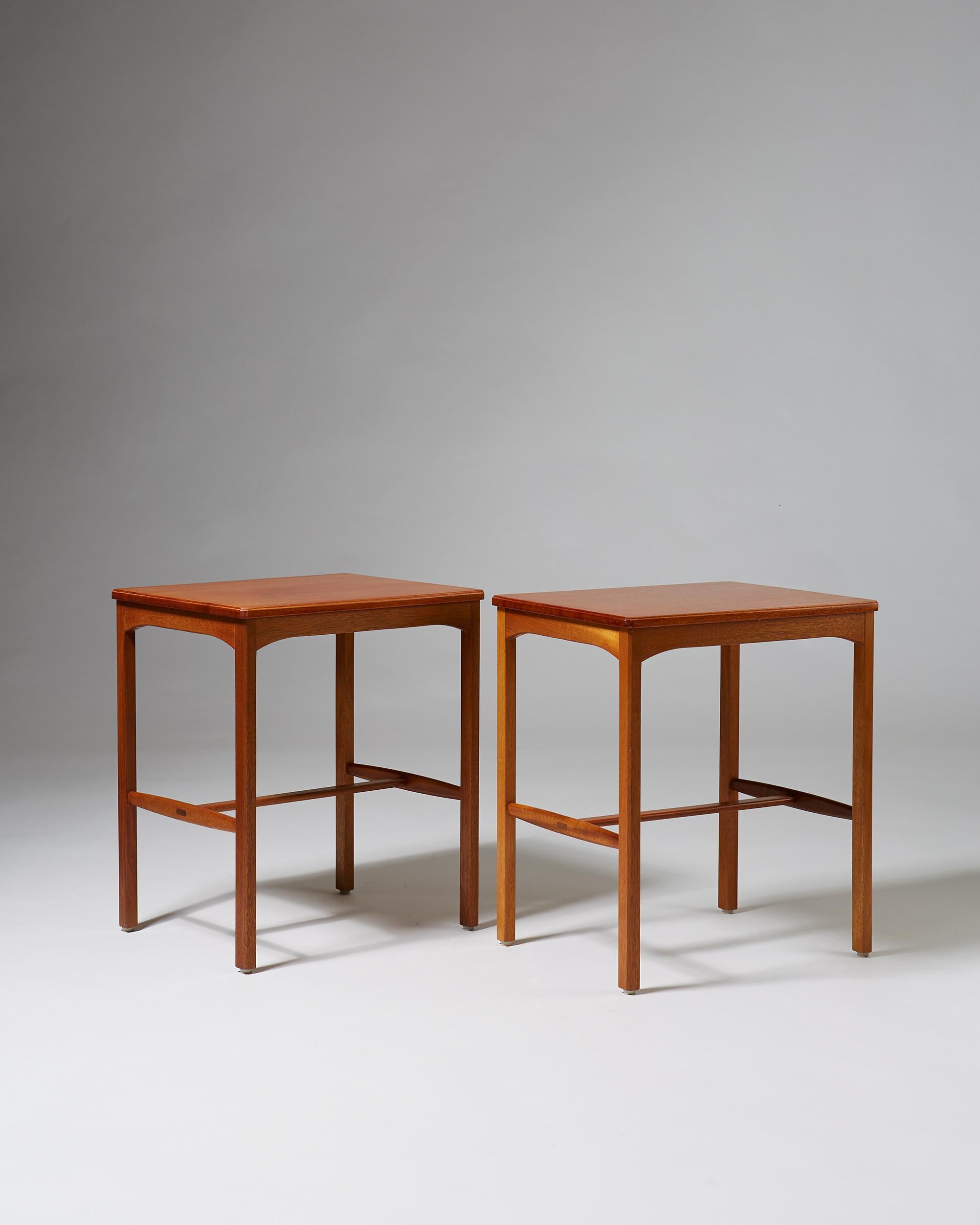 Pair of side tables, 1950s. 

Mahogany. 
 
