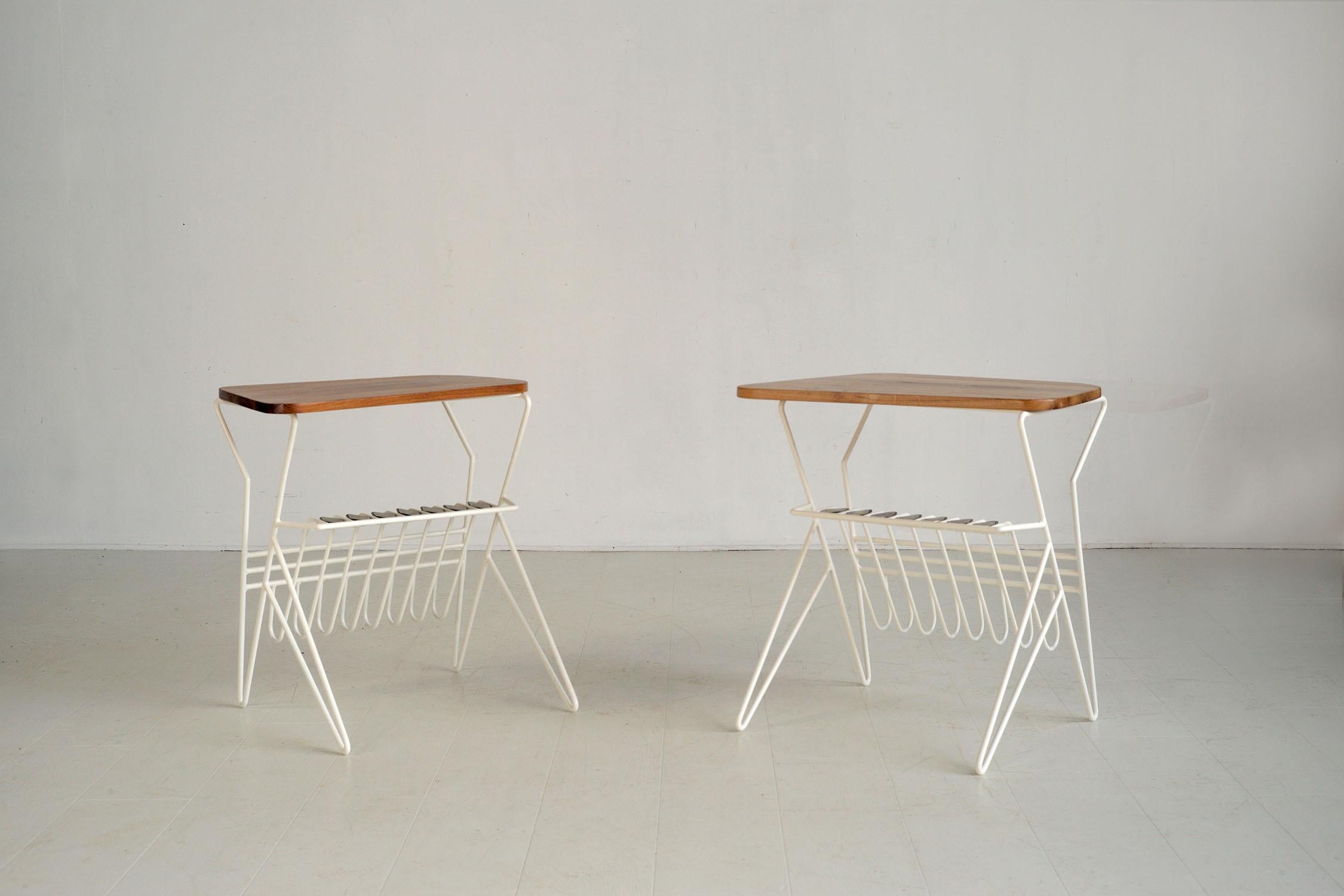 Pareja de mesas auxiliares, olmo y metal lacado, Francia 1950 en Excelente estado para la venta en Catonvielle, FR