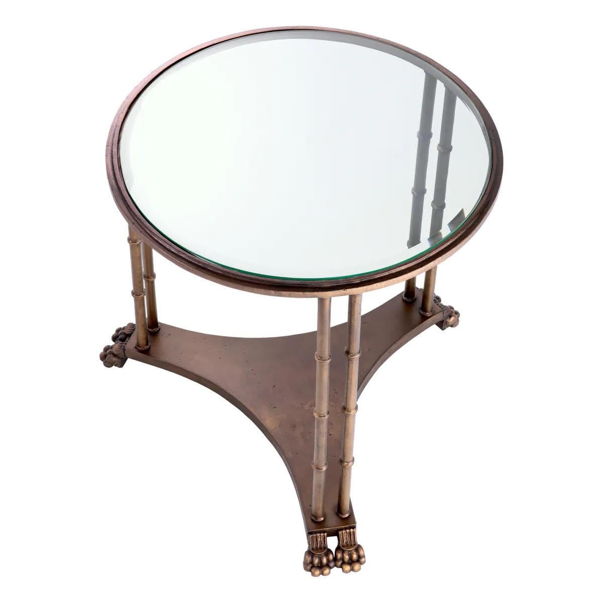 Pair of side tables, end of sofa, bronze and bevelled glass.

Pair of end tables, side tables, bronze tripod table, glass top, contemporary work.
Ø 62  H. 64 cm