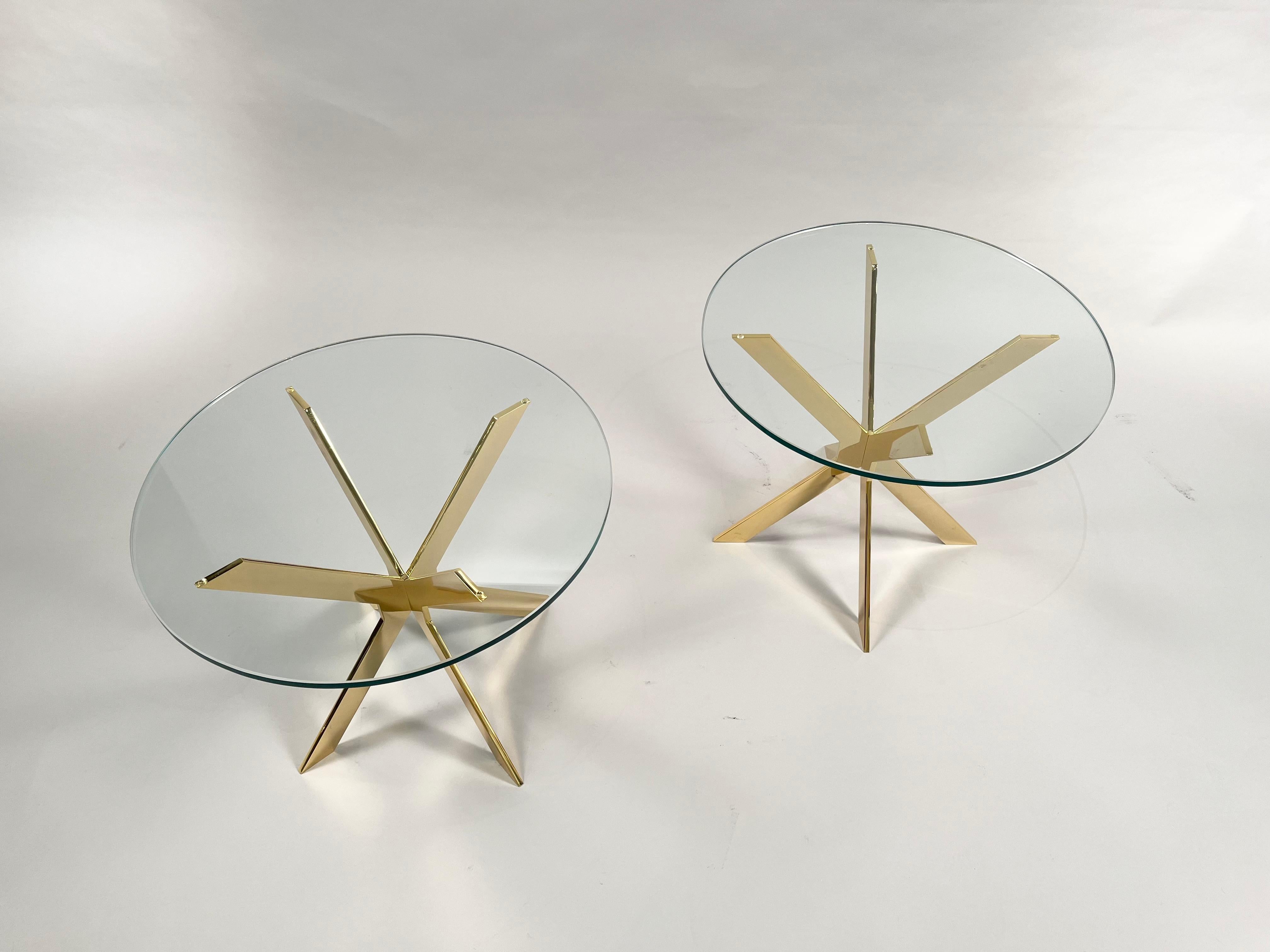 Pareja de mesas auxiliares de latón liso dorado y cristal.
Edición contemporánea diseñada por la galería Edouard Demachy.
Base de 2 piezas que encajan entre sí para facilitar el transporte y envío de piezas.
Envío a todo el mundo por DHL.
Se puede