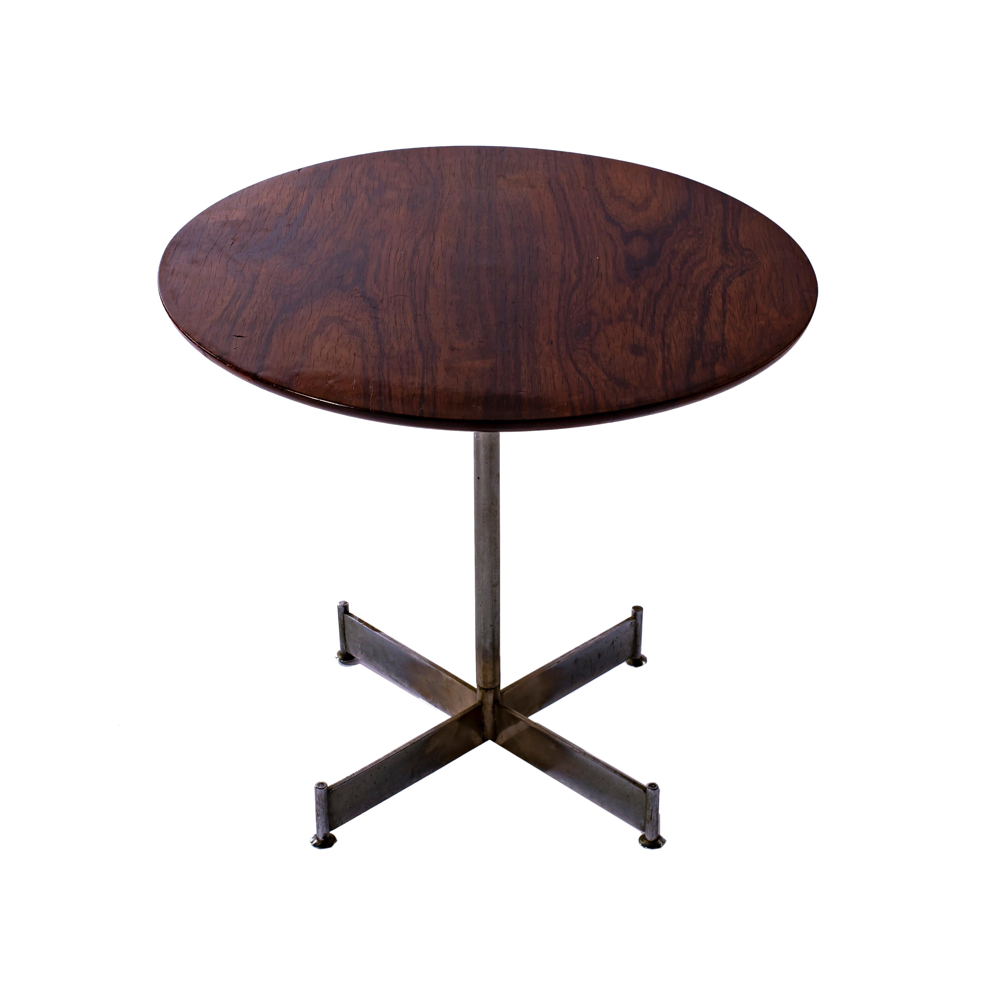 Brésilien Paire de tables d'appoint en vente