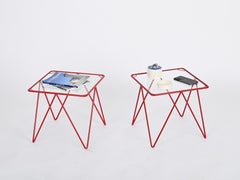 Paire de tables d'appoint en métal émaillé rouge courbé et verre, Matégot, France années 1960