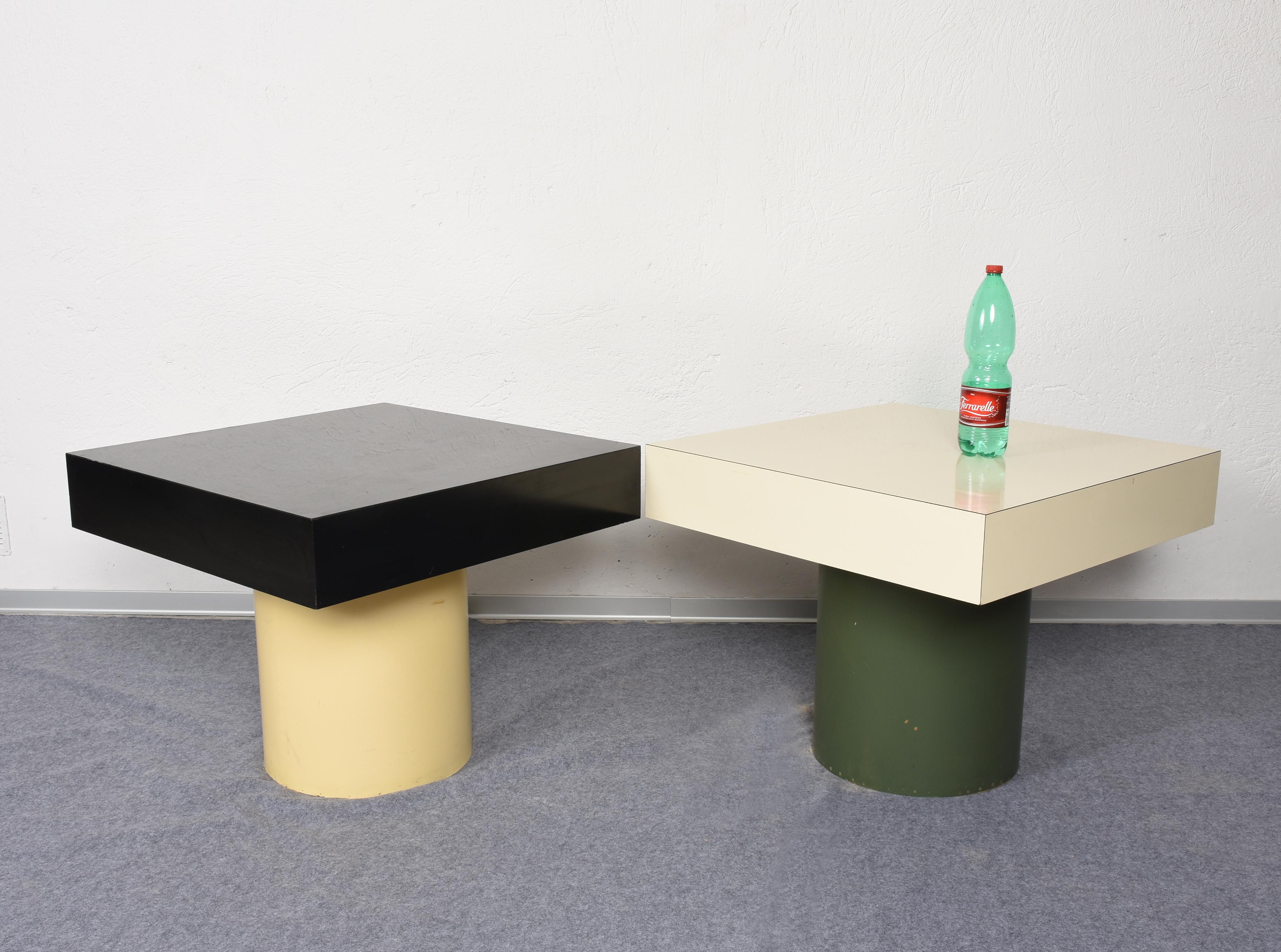 Beautiful and rare pair of Italian tables. Square top one white and one black in Formica, cylindrical bases of different vintage colors.
They measure 75 x 75 for a height of 61 cm.