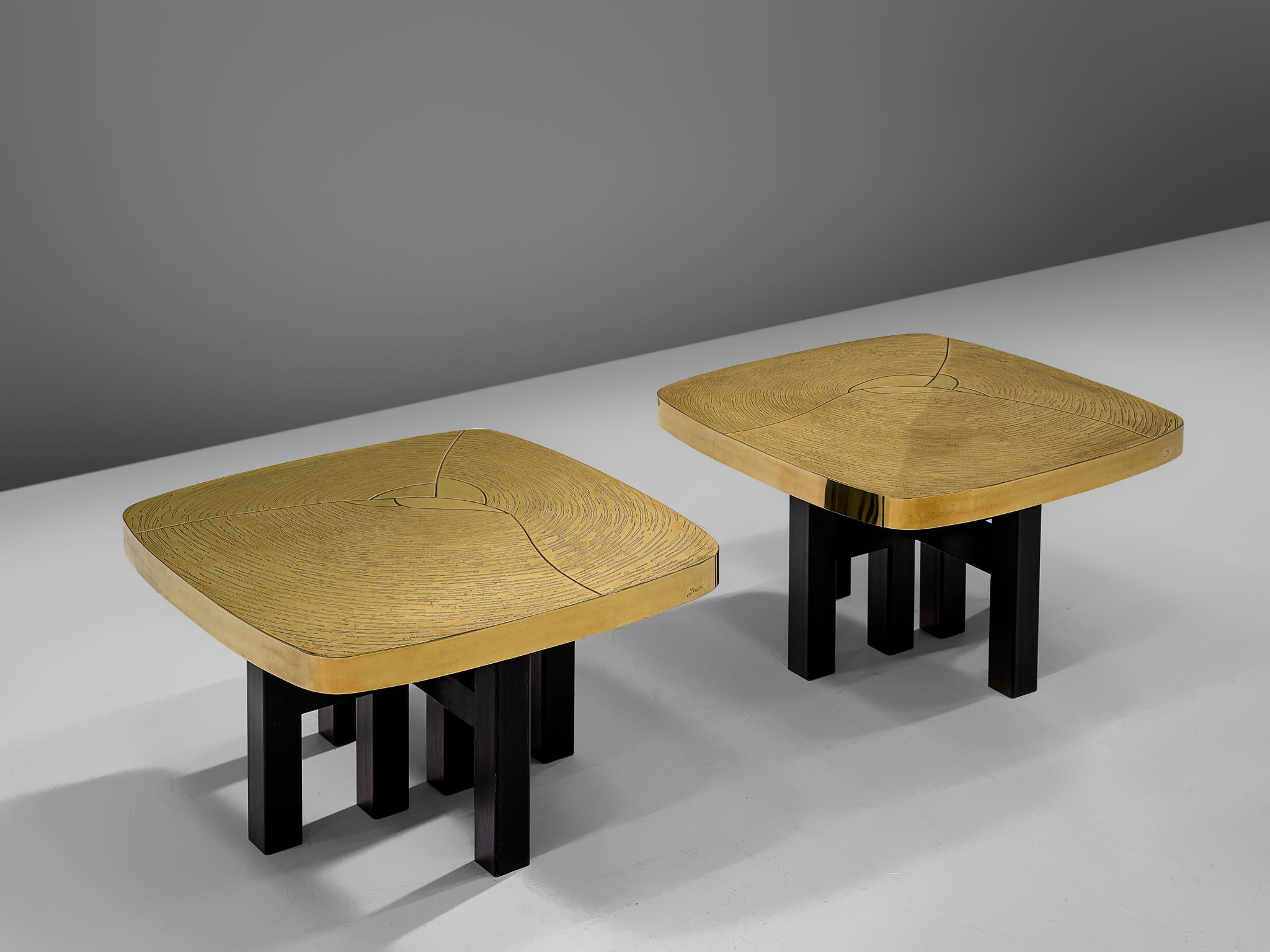 Jean Claude Dresse, pair of side tables, etched brass and steel, Belgium, 1970s

Elegant pair of coffee tables by the Belgian designer and artist Jean Claude Dresse. The tables feature table tops of brass with an etched organic pattern. The tabletop