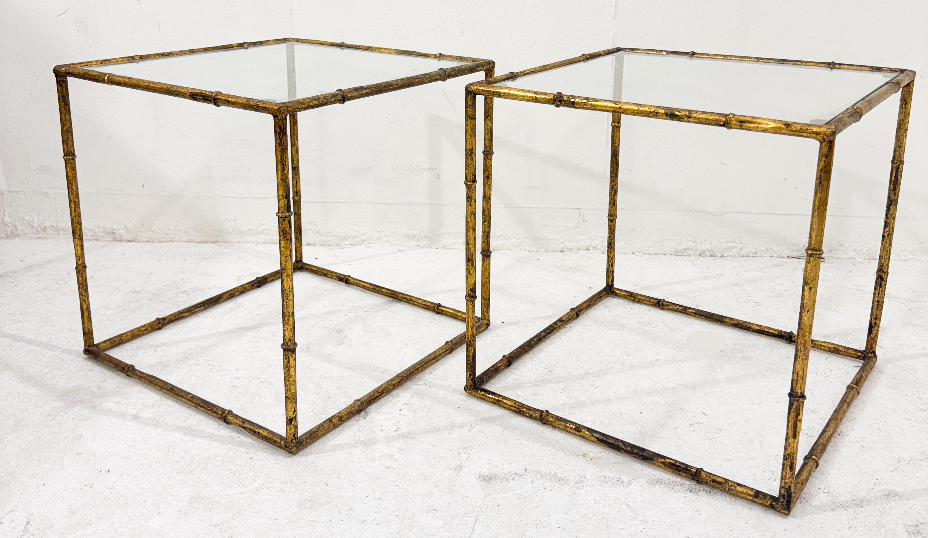 Paire de tables d'appoint en cube de verre et métal doré imitation bambou, style Maison Baguès, Mid-century-Modern, France.