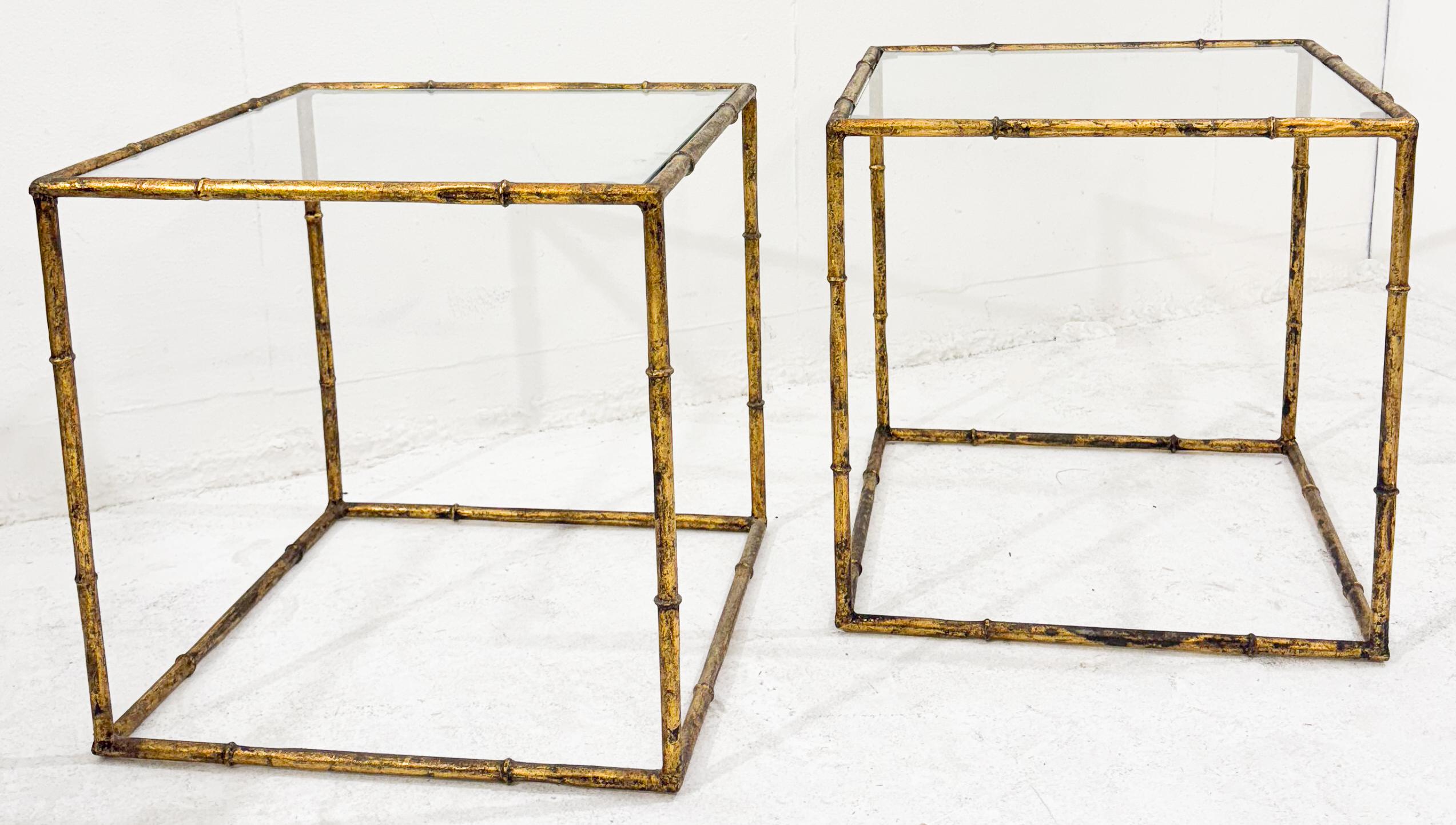 Hollywood Regency Paire de tables d'appoint en cube de verre et imitation de bambou doré en vente