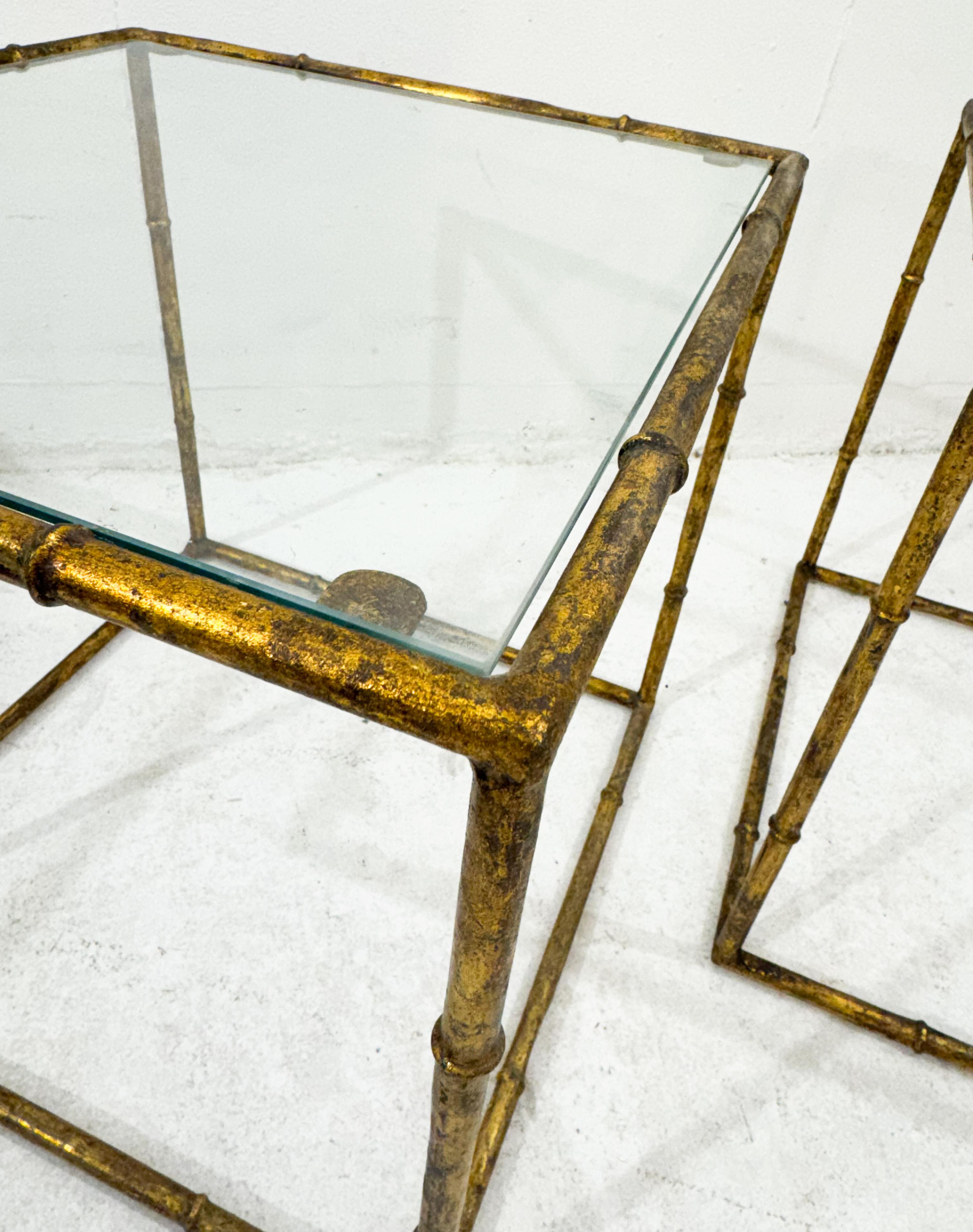 Français Paire de tables d'appoint en cube de verre et imitation de bambou doré en vente