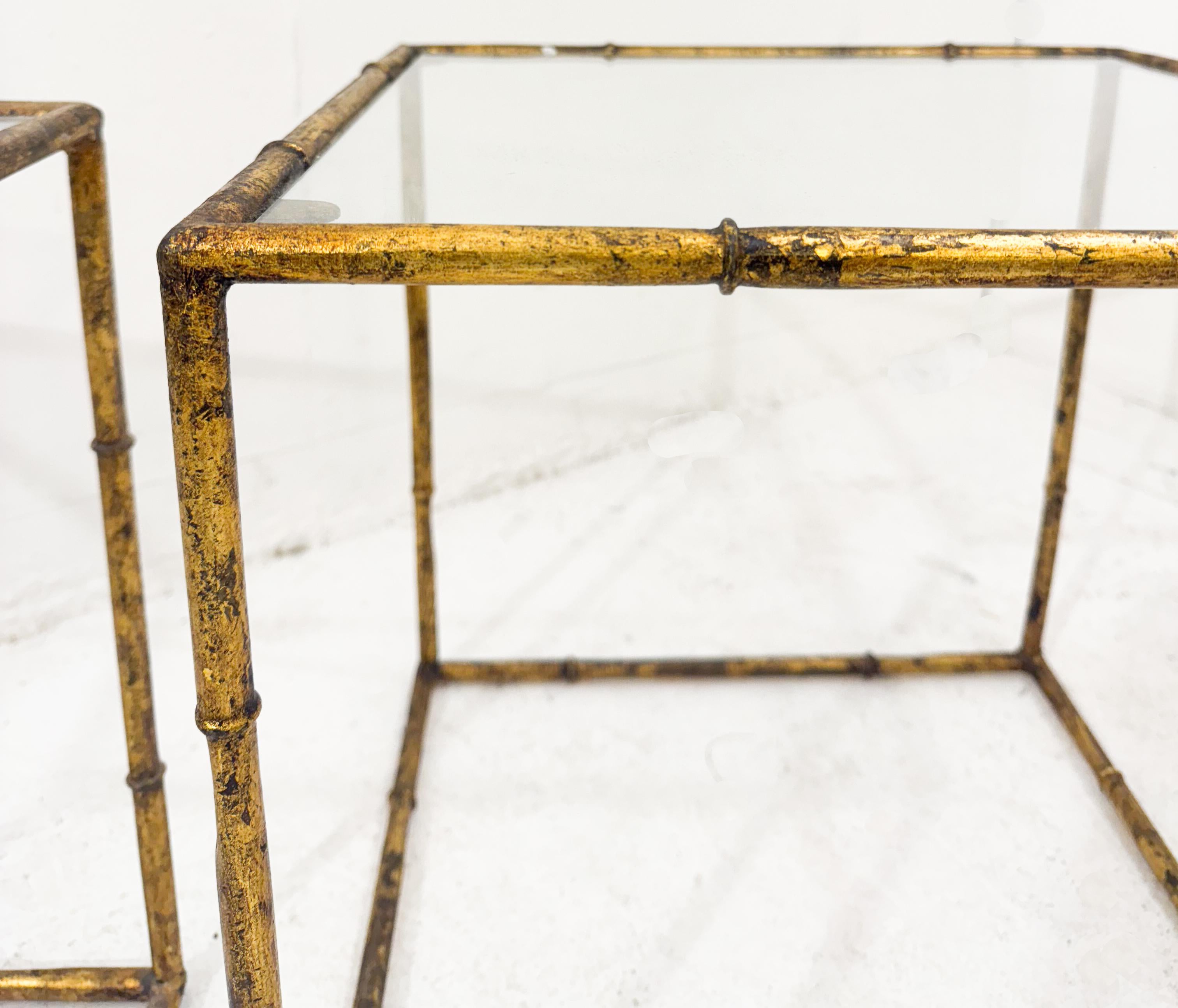 Paire de tables d'appoint en cube de verre et imitation de bambou doré Bon état - En vente à Brussels, BE